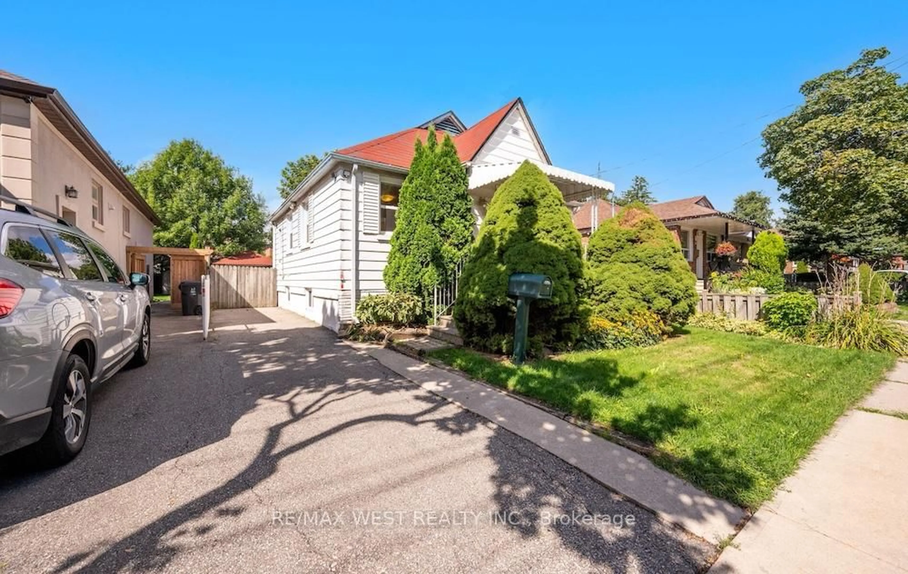 A pic from outside/outdoor area/front of a property/back of a property/a pic from drone, street for 6 Robindale Ave, Toronto Ontario M8W 4A9