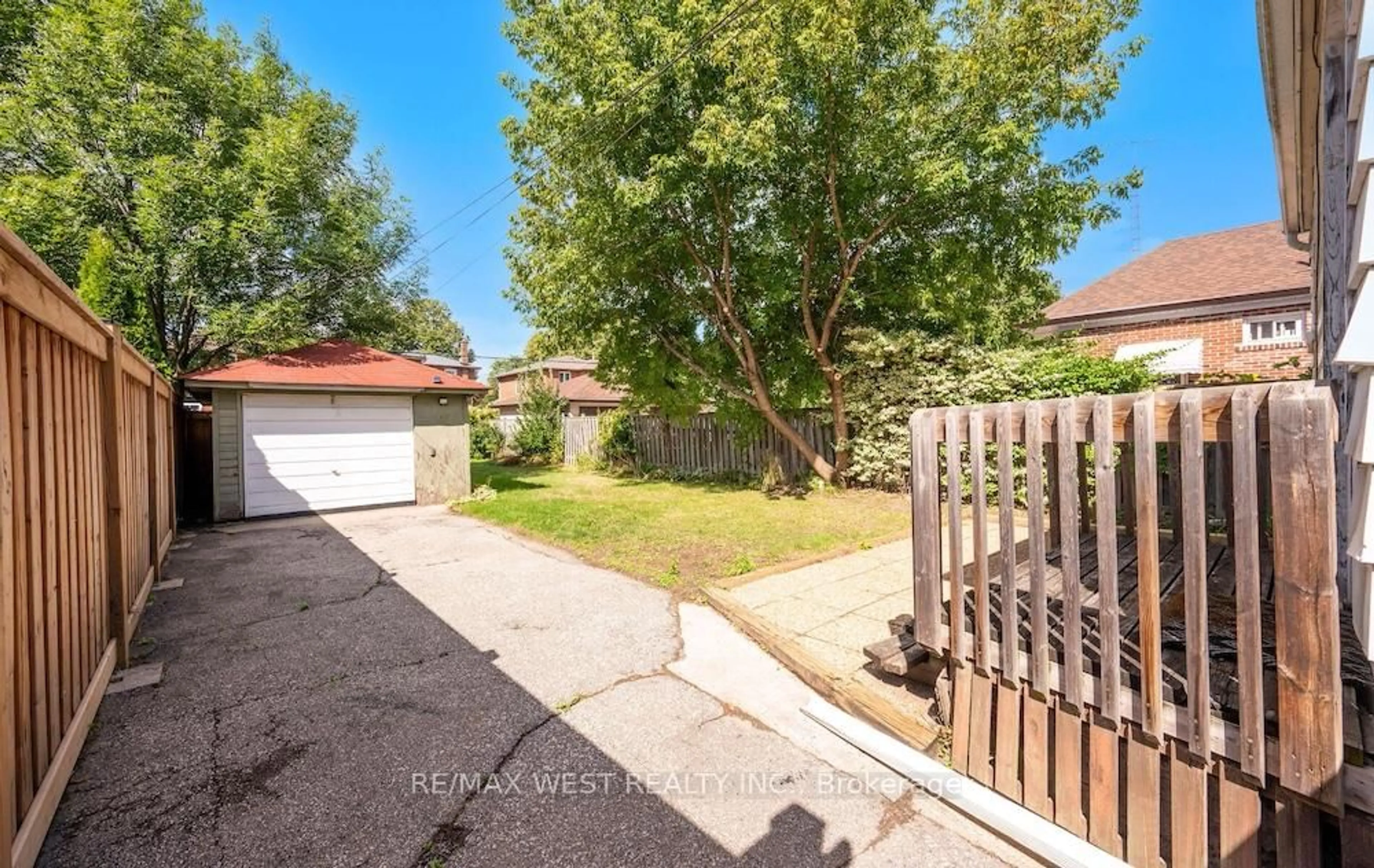A pic from outside/outdoor area/front of a property/back of a property/a pic from drone, street for 6 Robindale Ave, Toronto Ontario M8W 4A9