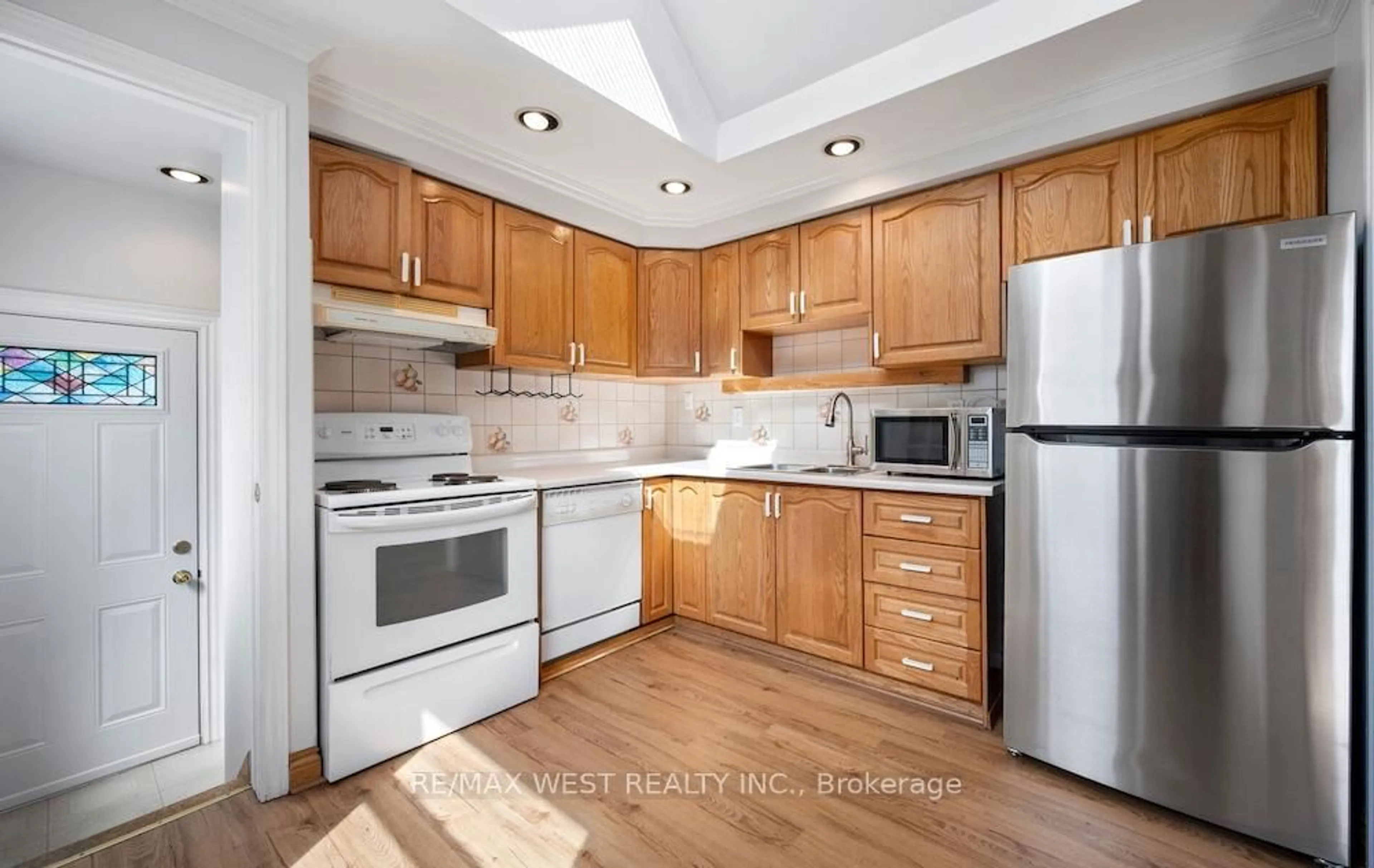 Standard kitchen, unknown for 6 Robindale Ave, Toronto Ontario M8W 4A9
