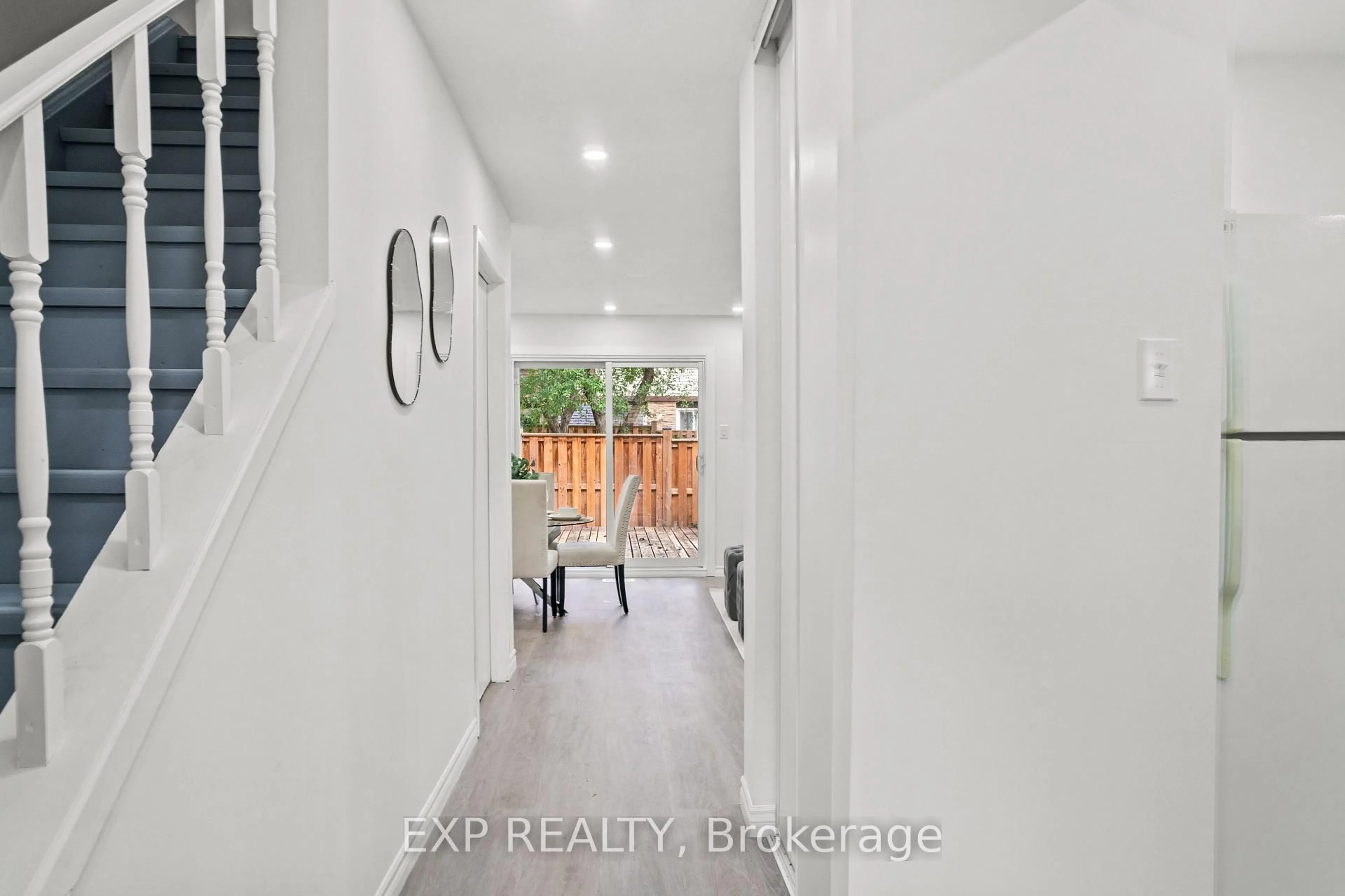Indoor entryway for 45 Hansen Rd #122, Brampton Ontario L6V 3C5