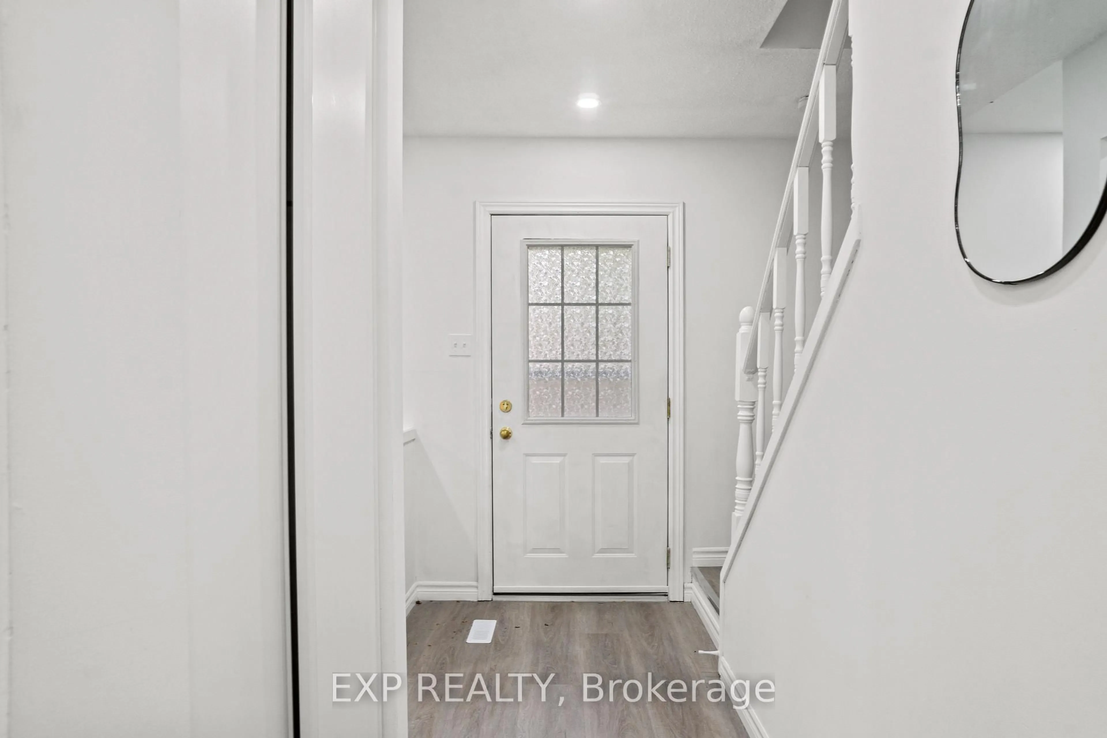 Indoor entryway for 45 Hansen Rd #122, Brampton Ontario L6V 3C5