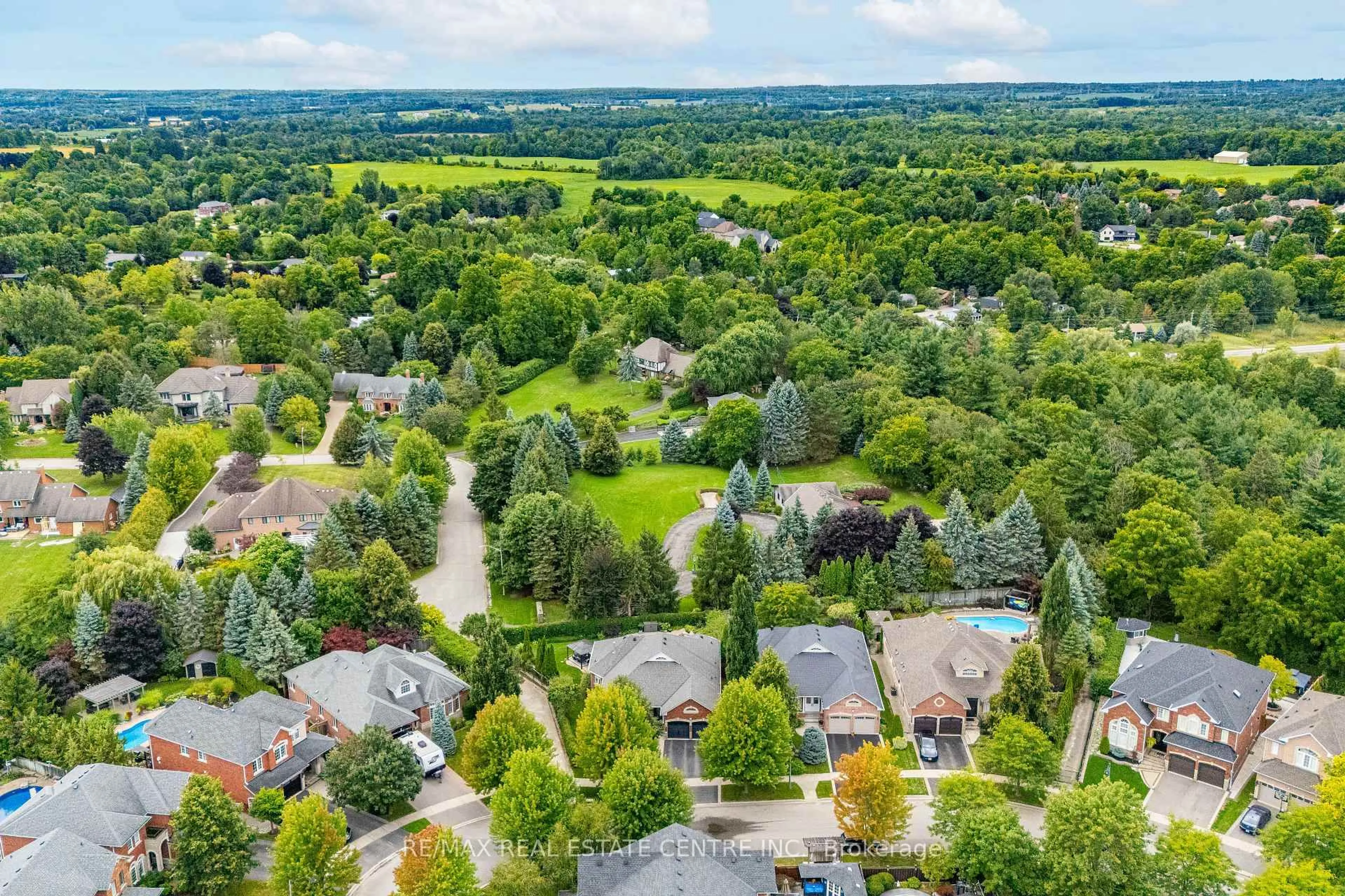 A pic from outside/outdoor area/front of a property/back of a property/a pic from drone, forest/trees view for 34 North Ridge Cres, Halton Hills Ontario L7G 6E1