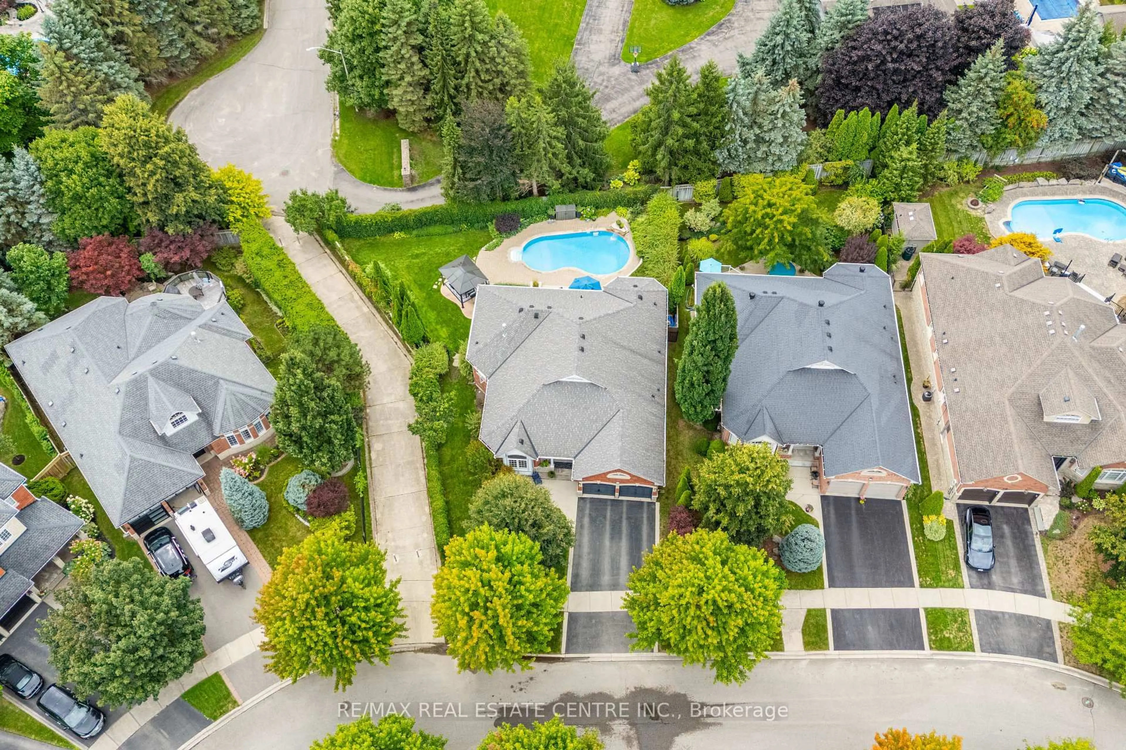A pic from outside/outdoor area/front of a property/back of a property/a pic from drone, street for 34 North Ridge Cres, Halton Hills Ontario L7G 6E1