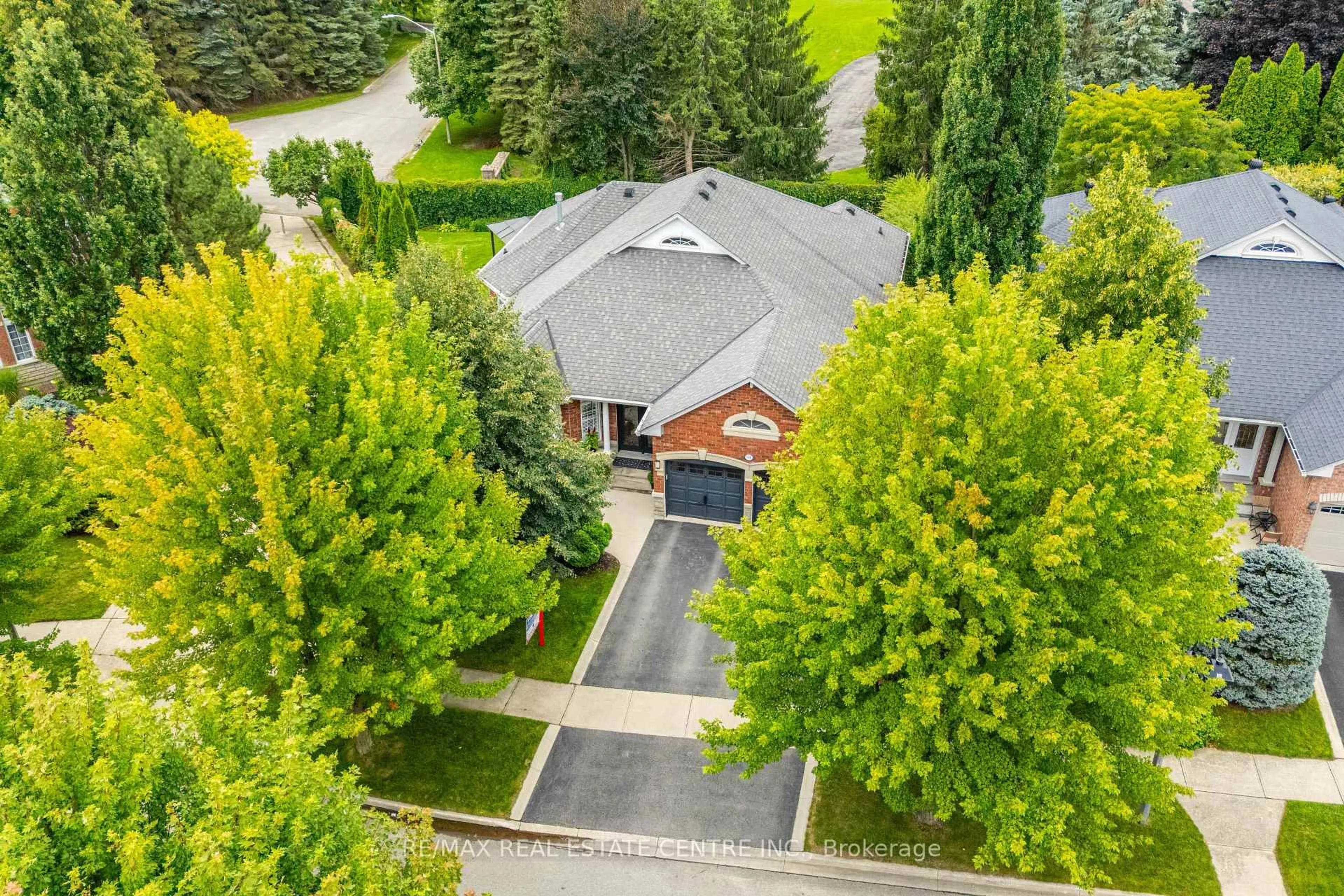 A pic from outside/outdoor area/front of a property/back of a property/a pic from drone, street for 34 North Ridge Cres, Halton Hills Ontario L7G 6E1