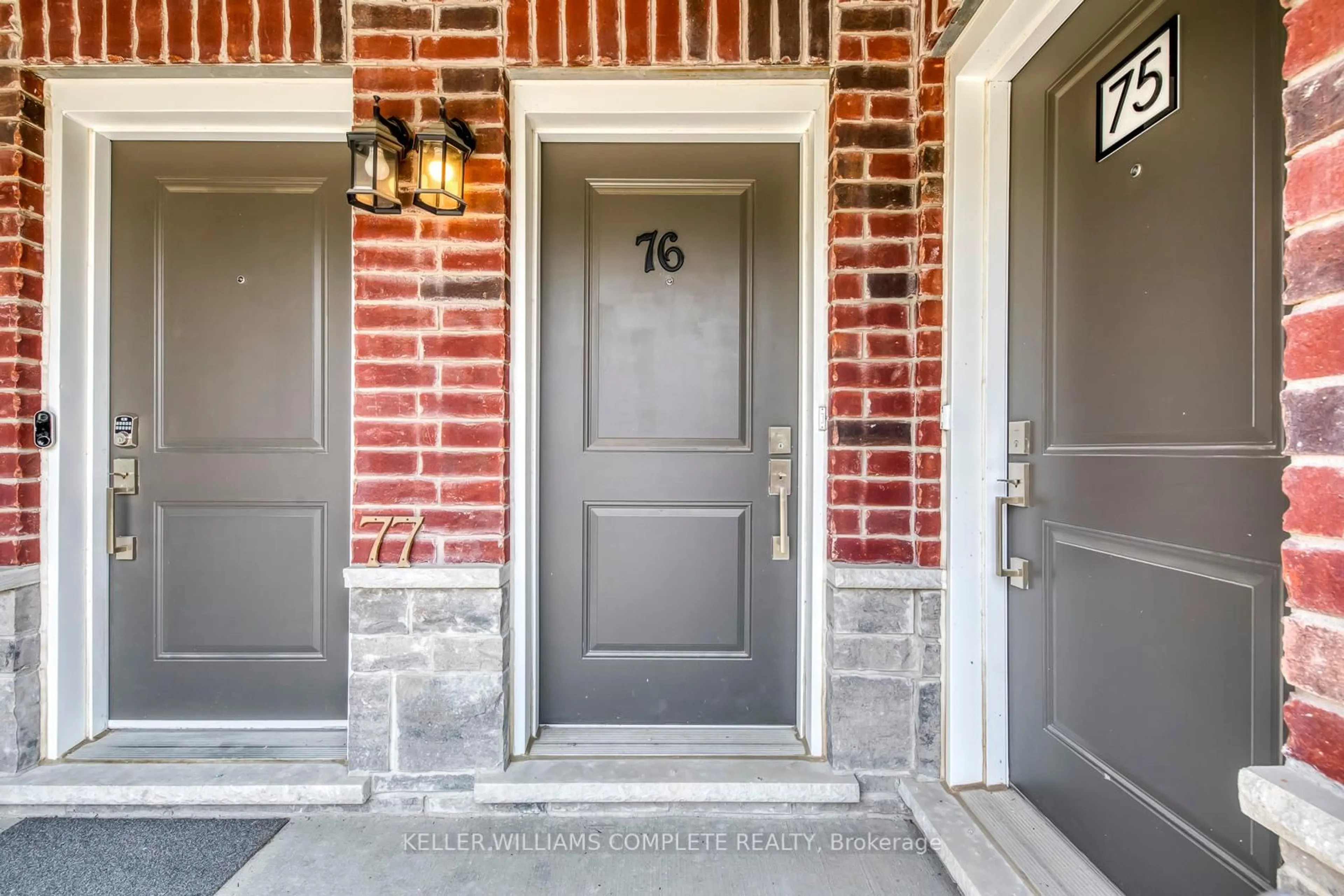 Indoor entryway for 445 Ontario St #76, Milton Ontario L9T 9K4