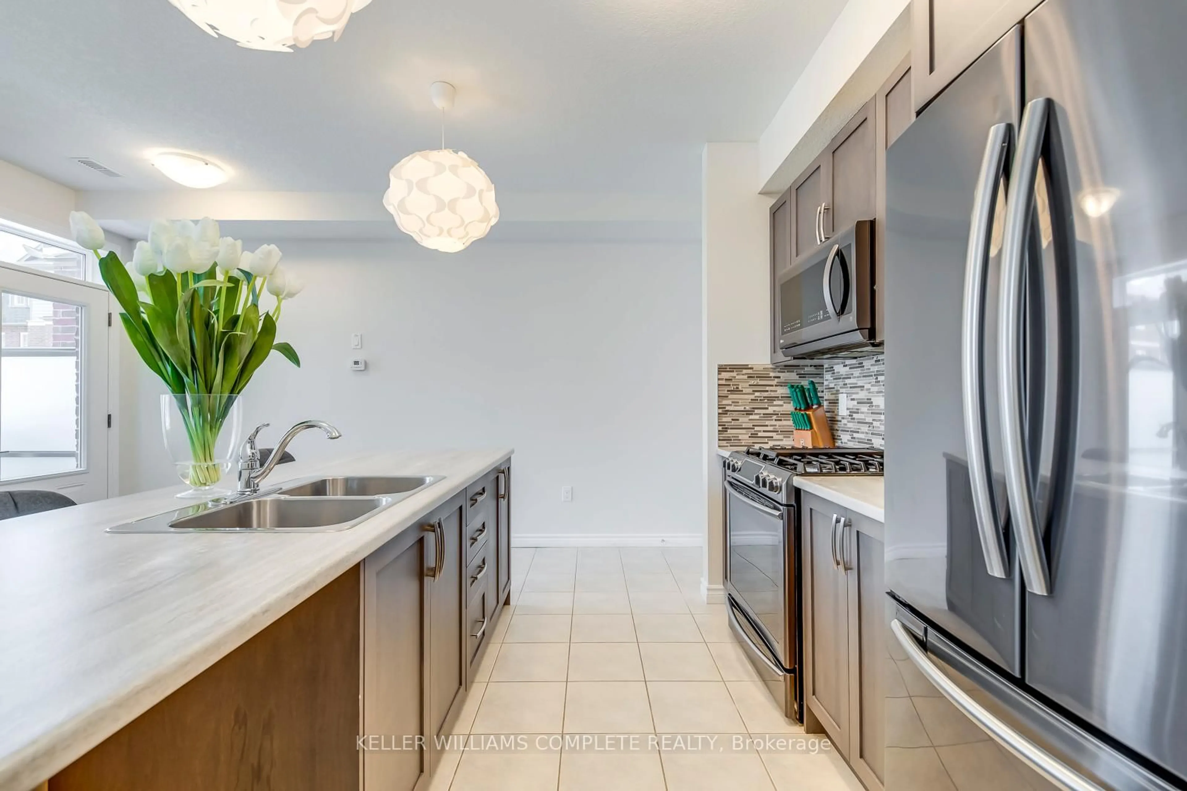 Open concept kitchen, ceramic/tile floor for 445 Ontario St #76, Milton Ontario L9T 9K4