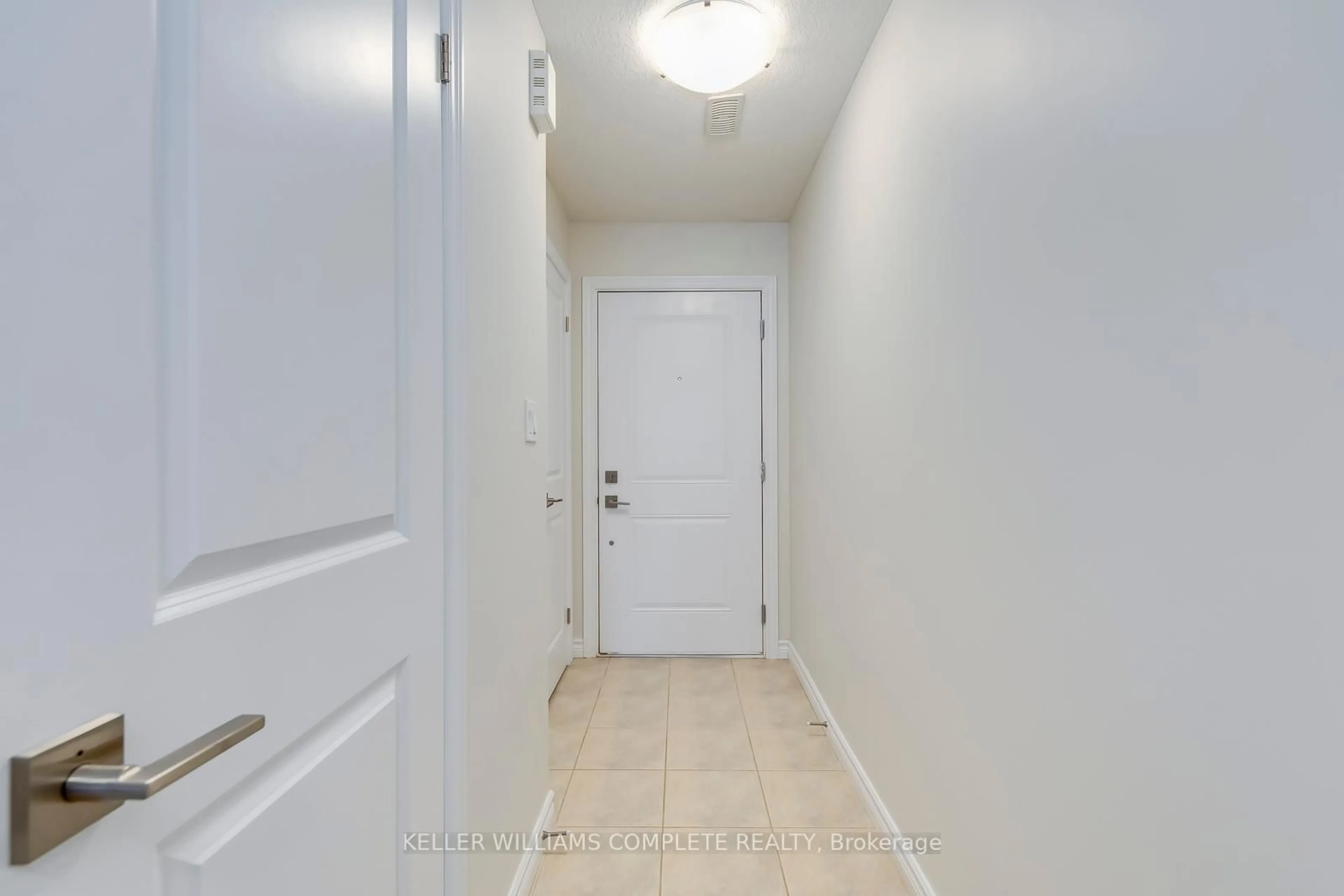 Indoor entryway for 445 Ontario St #76, Milton Ontario L9T 9K4