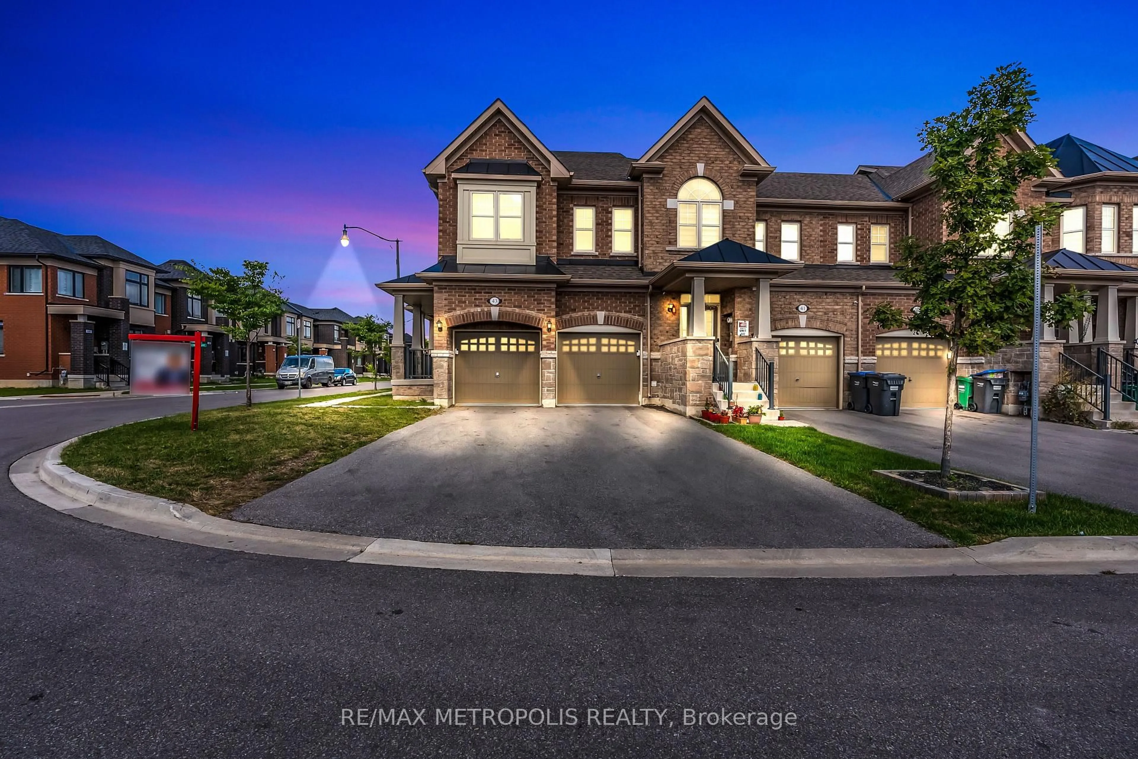 A pic from outside/outdoor area/front of a property/back of a property/a pic from drone, street for 43 Pearman Cres, Brampton Ontario L7A 4Y9