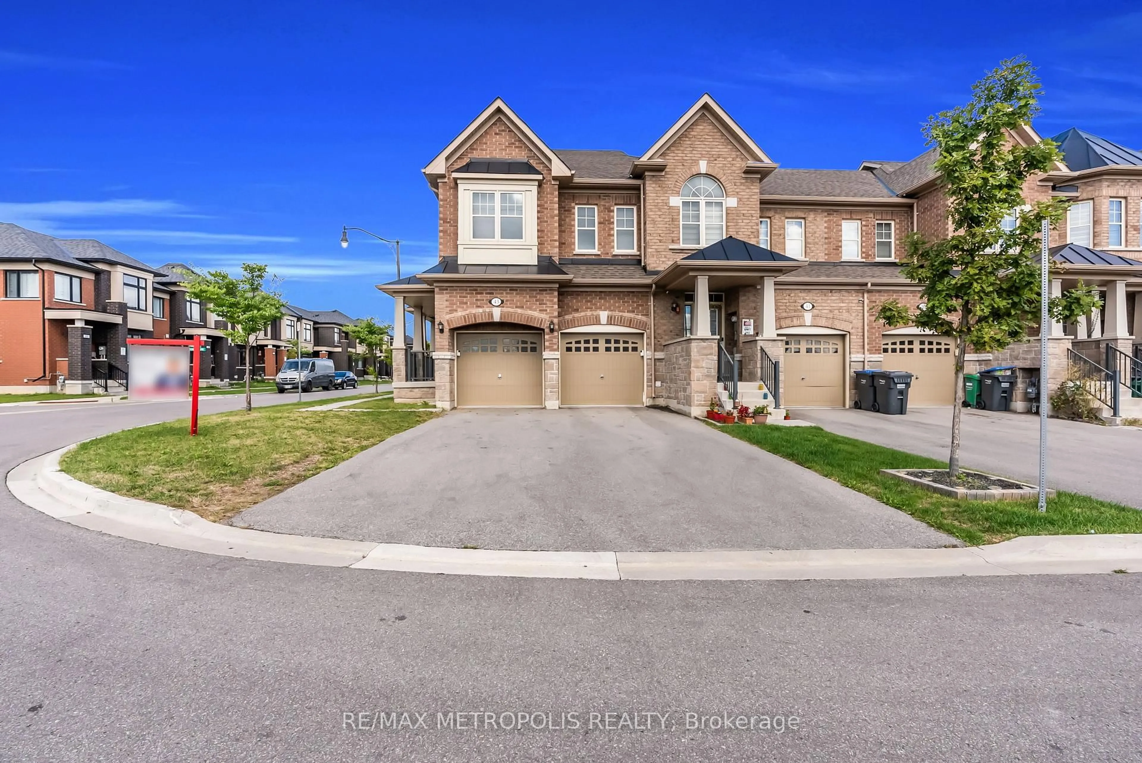 A pic from outside/outdoor area/front of a property/back of a property/a pic from drone, street for 43 Pearman Cres, Brampton Ontario L7A 4Y9