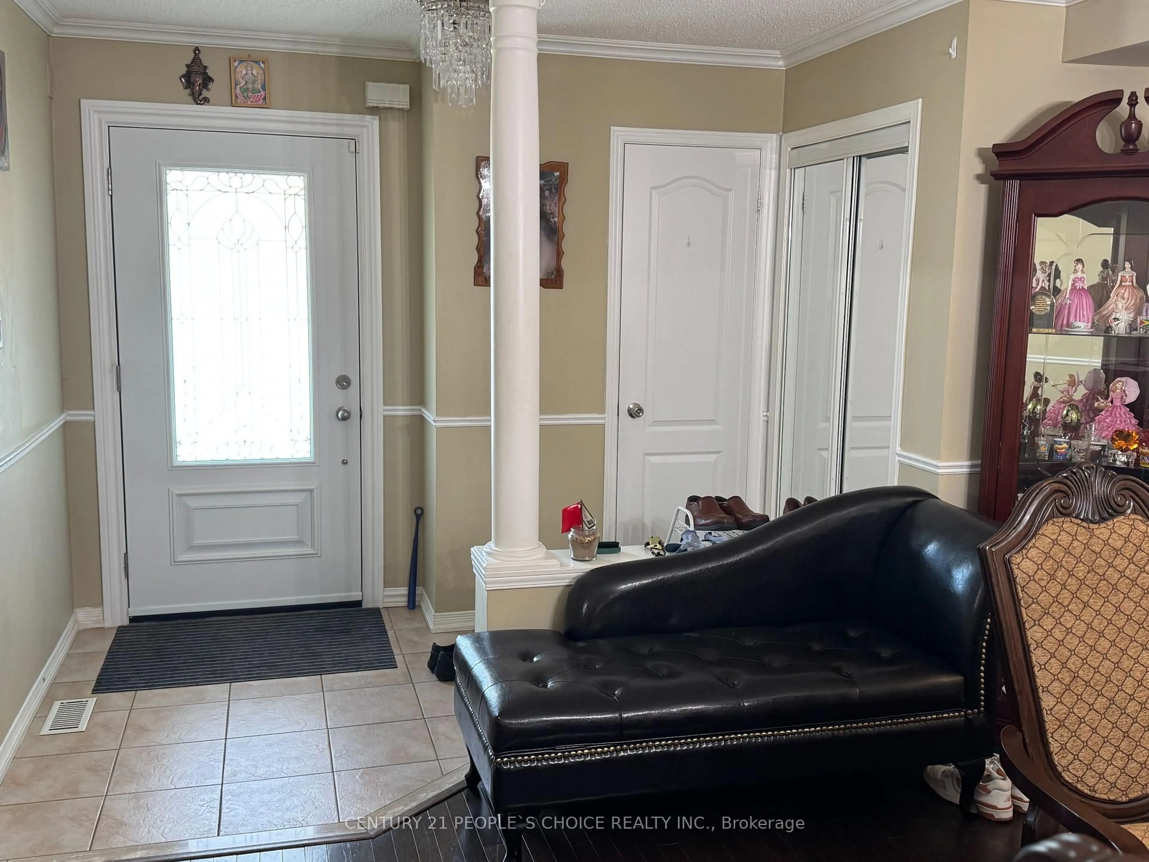 Indoor entryway for 124 Heartleaf Cres, Brampton Ontario L7A 2C1