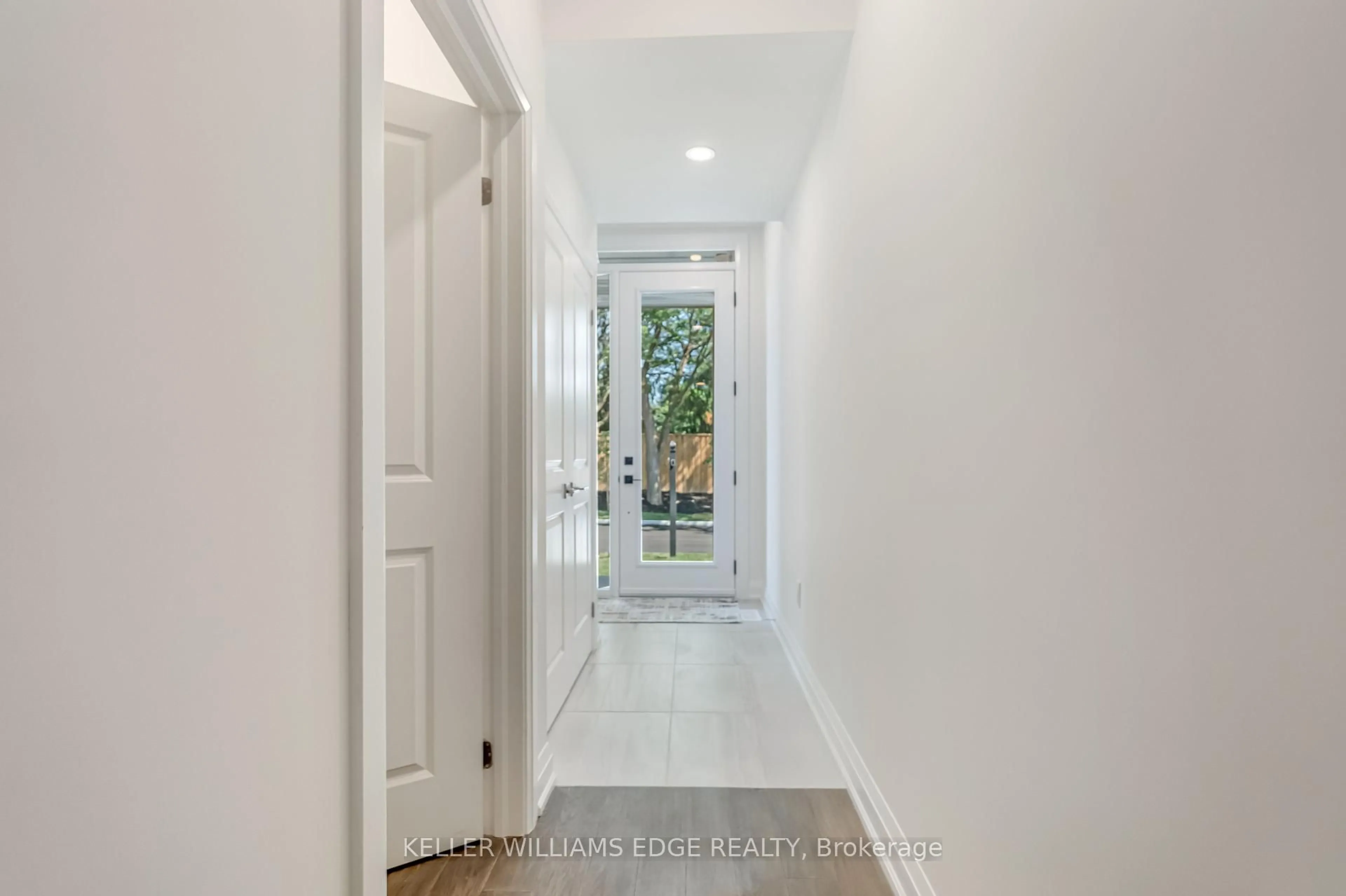 Indoor entryway for 2154 Walkers Line #2, Burlington Ontario L7M 3R9