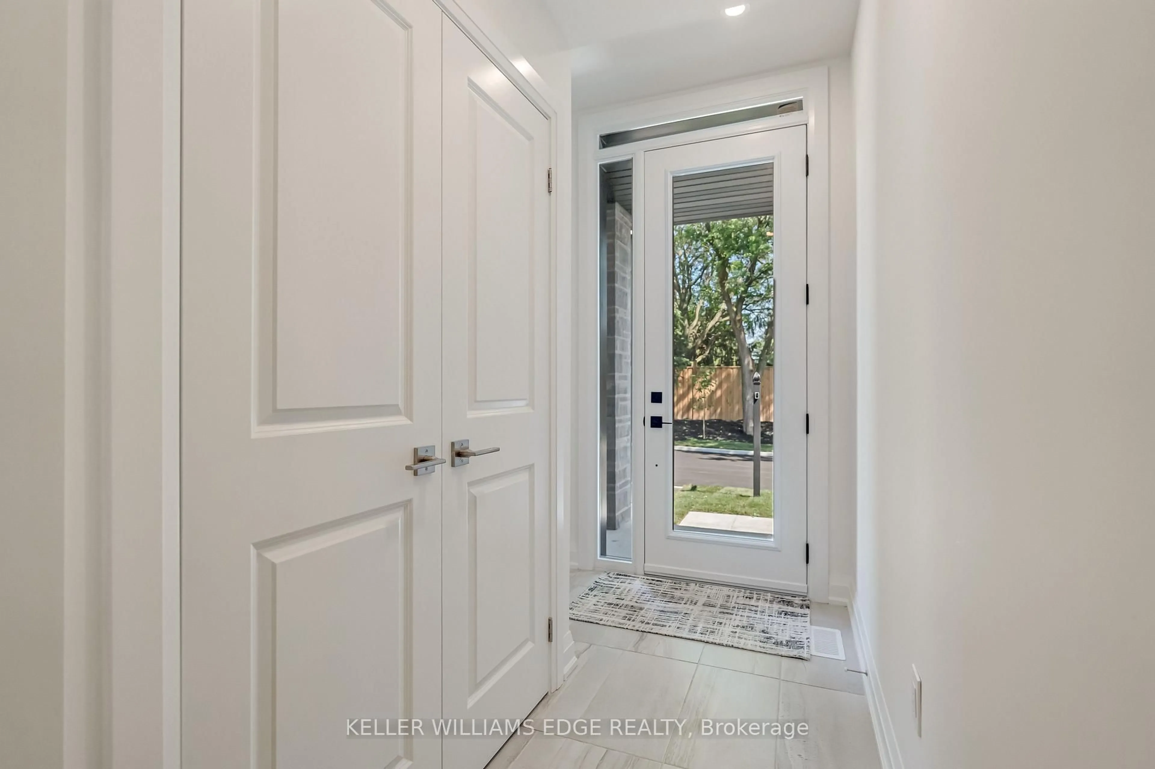 Indoor entryway for 2154 Walkers Line #2, Burlington Ontario L7M 3R9