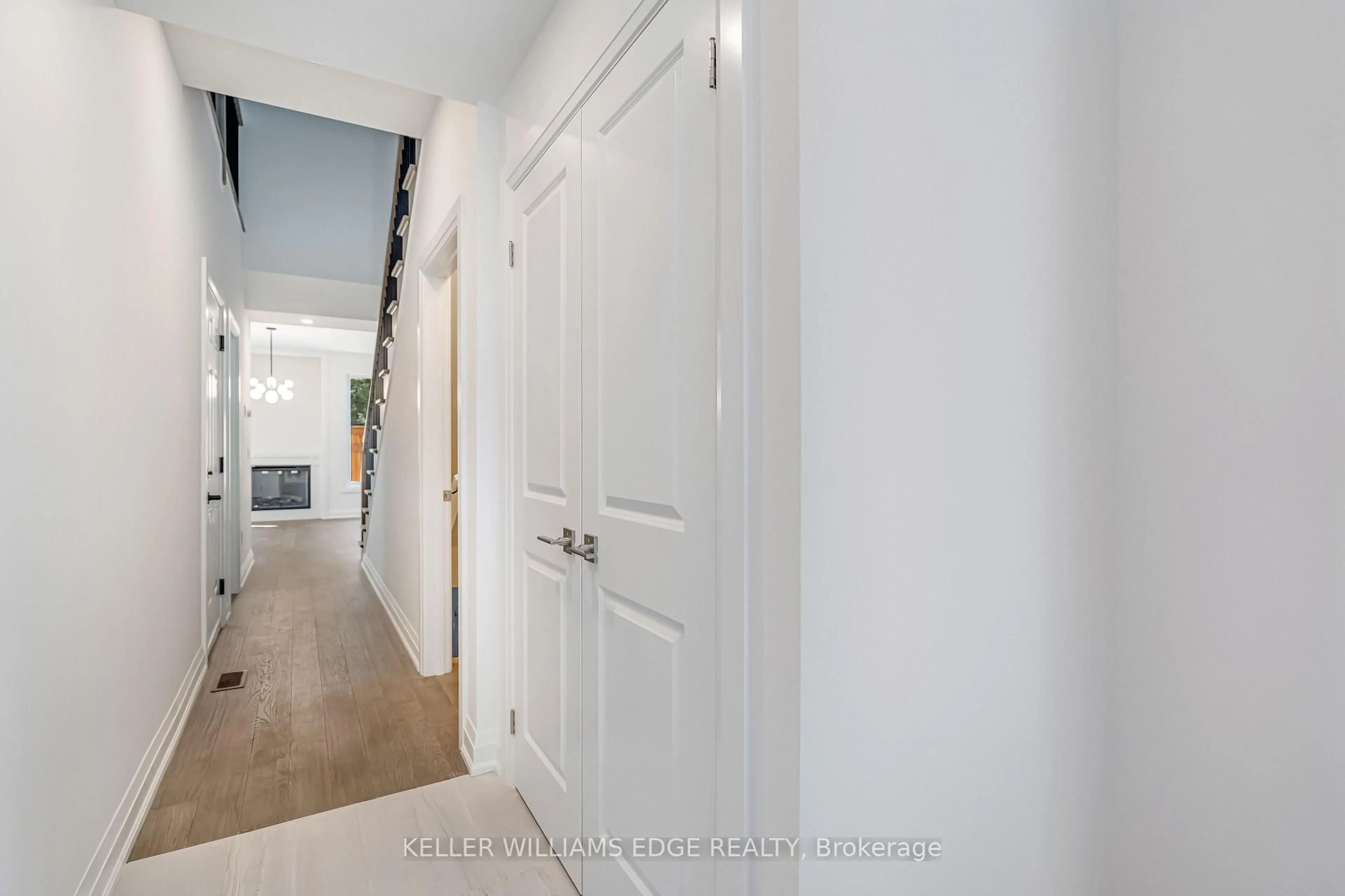 Indoor entryway for 2154 Walkers Line #2, Burlington Ontario L7M 3R9