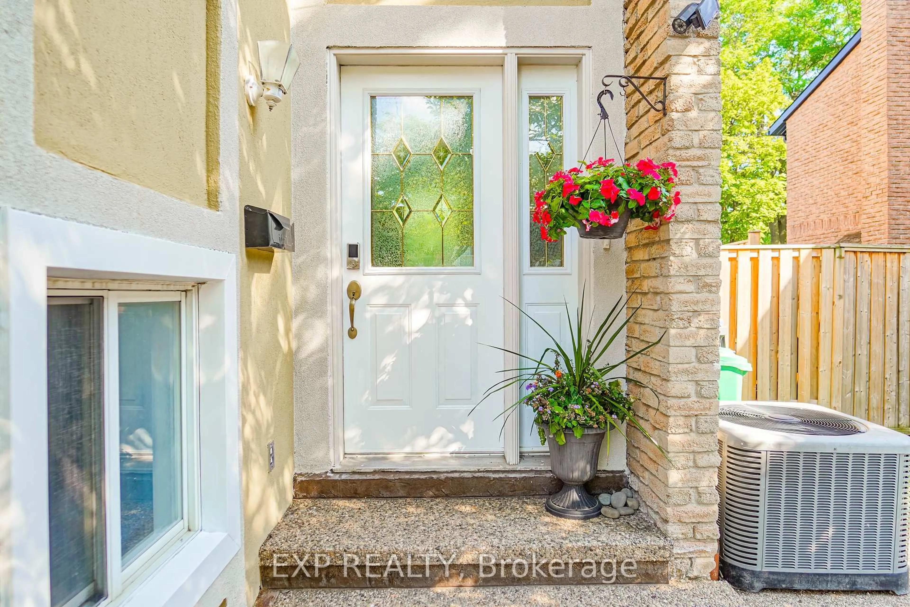 Indoor entryway for 76 Salisbury Circ, Brampton Ontario L6V 2Z5