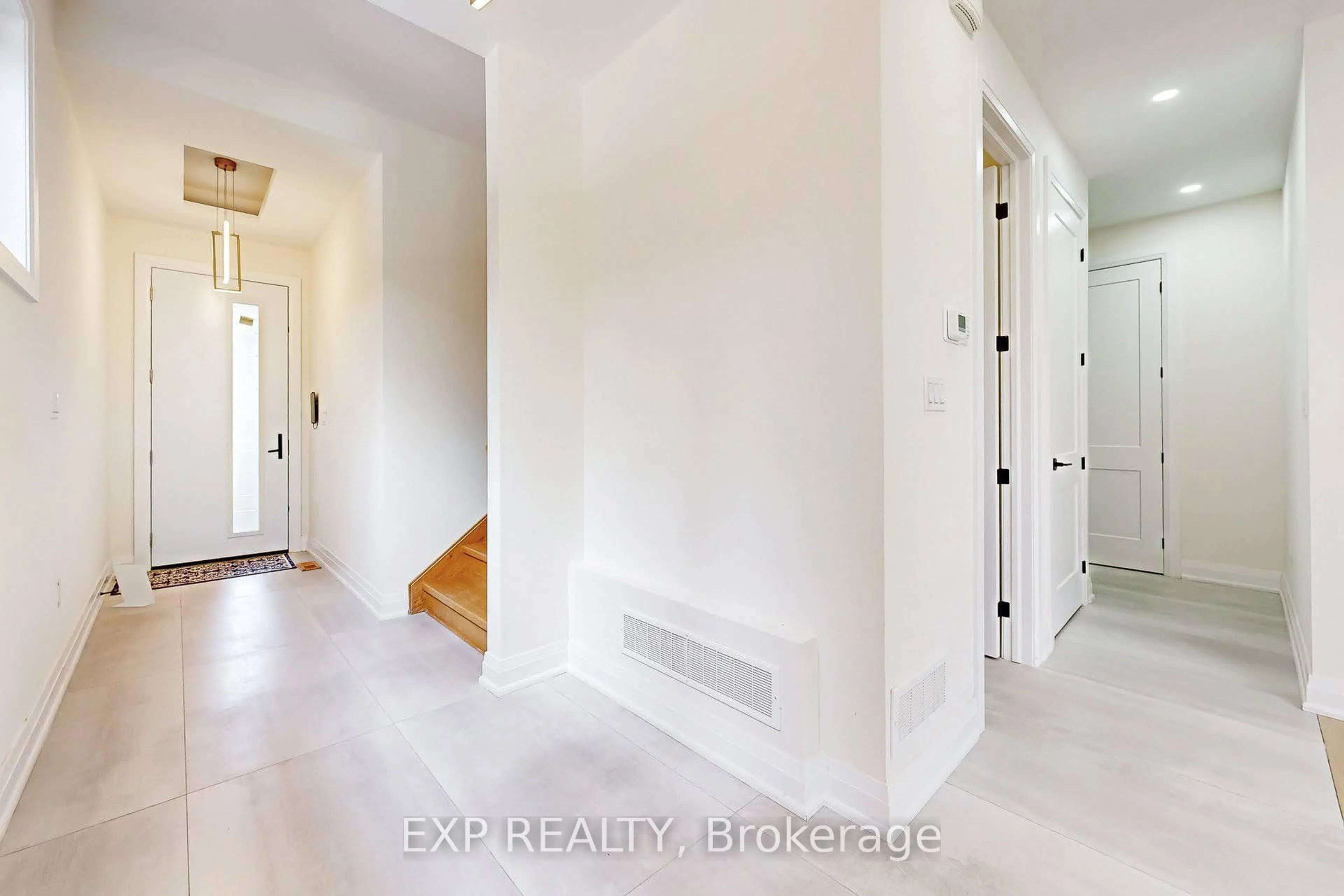 Indoor entryway for 768 Montbeck Cres, Mississauga Ontario L5G 1P3