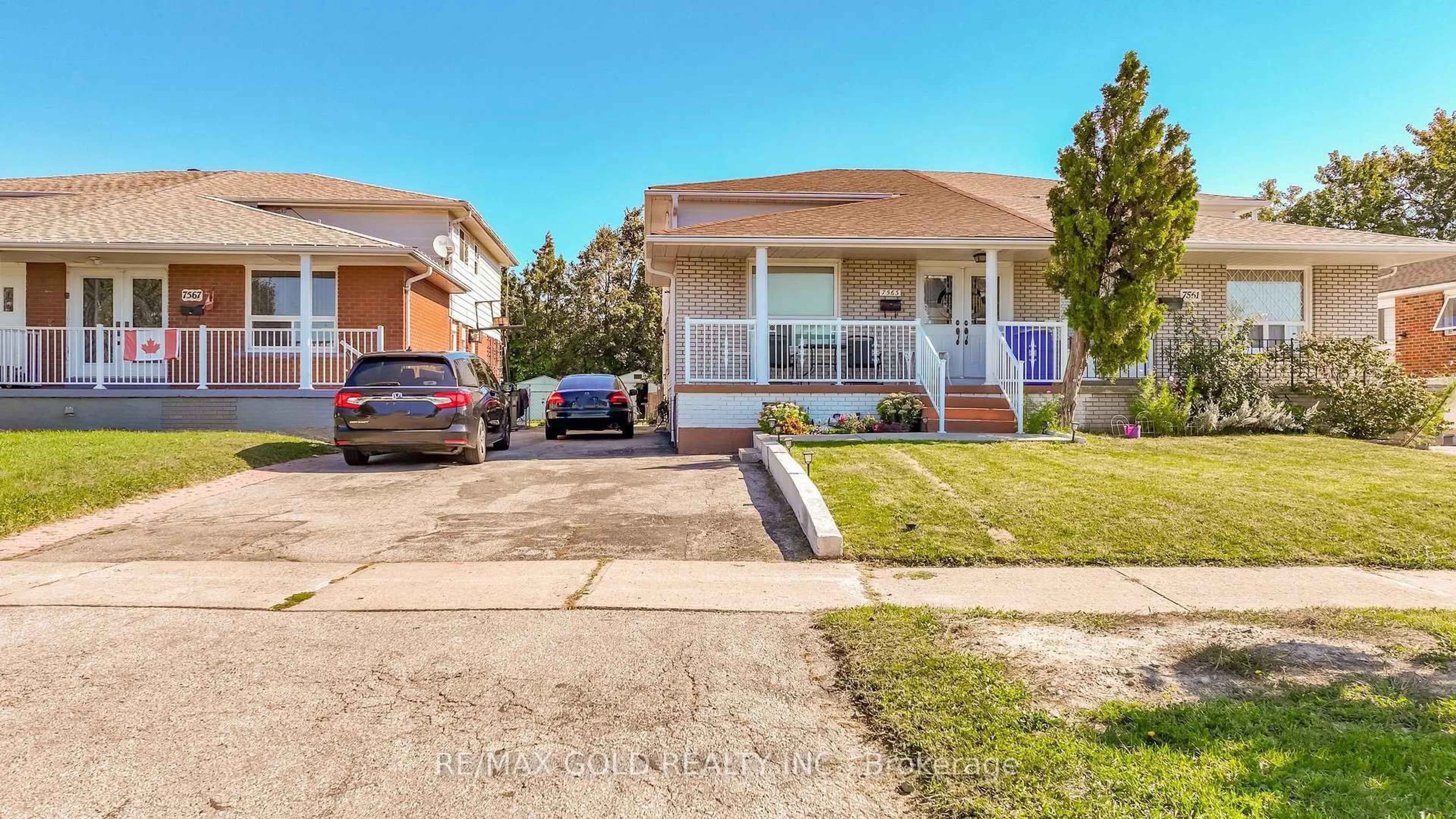 Home with vinyl exterior material, street for 7563 Langworthy Dr, Mississauga Ontario L4T 2R8