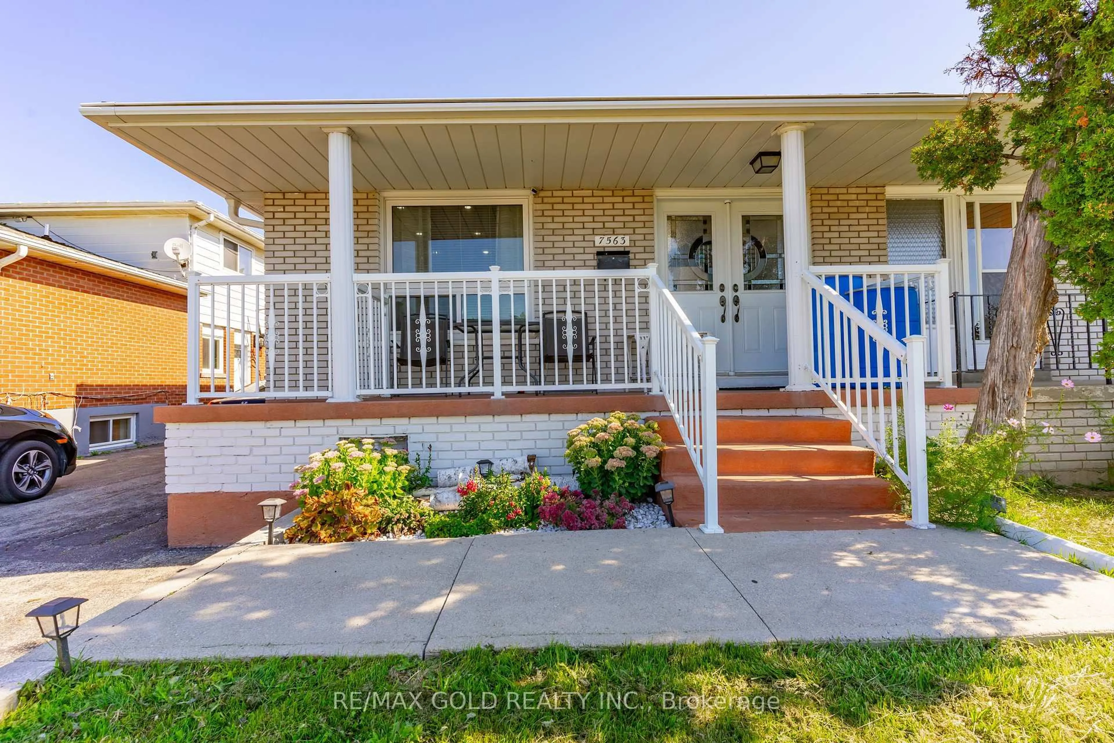 Home with vinyl exterior material, unknown for 7563 Langworthy Dr, Mississauga Ontario L4T 2R8