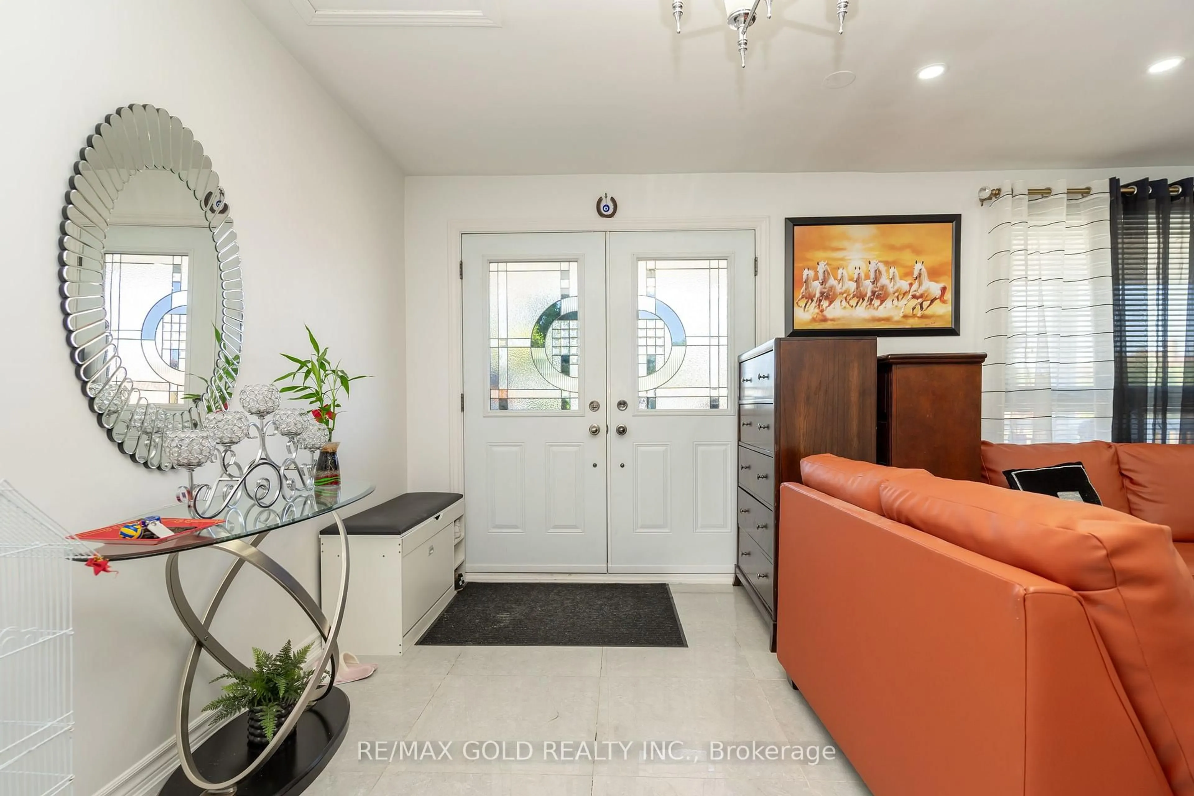 Indoor entryway for 7563 Langworthy Dr, Mississauga Ontario L4T 2R8