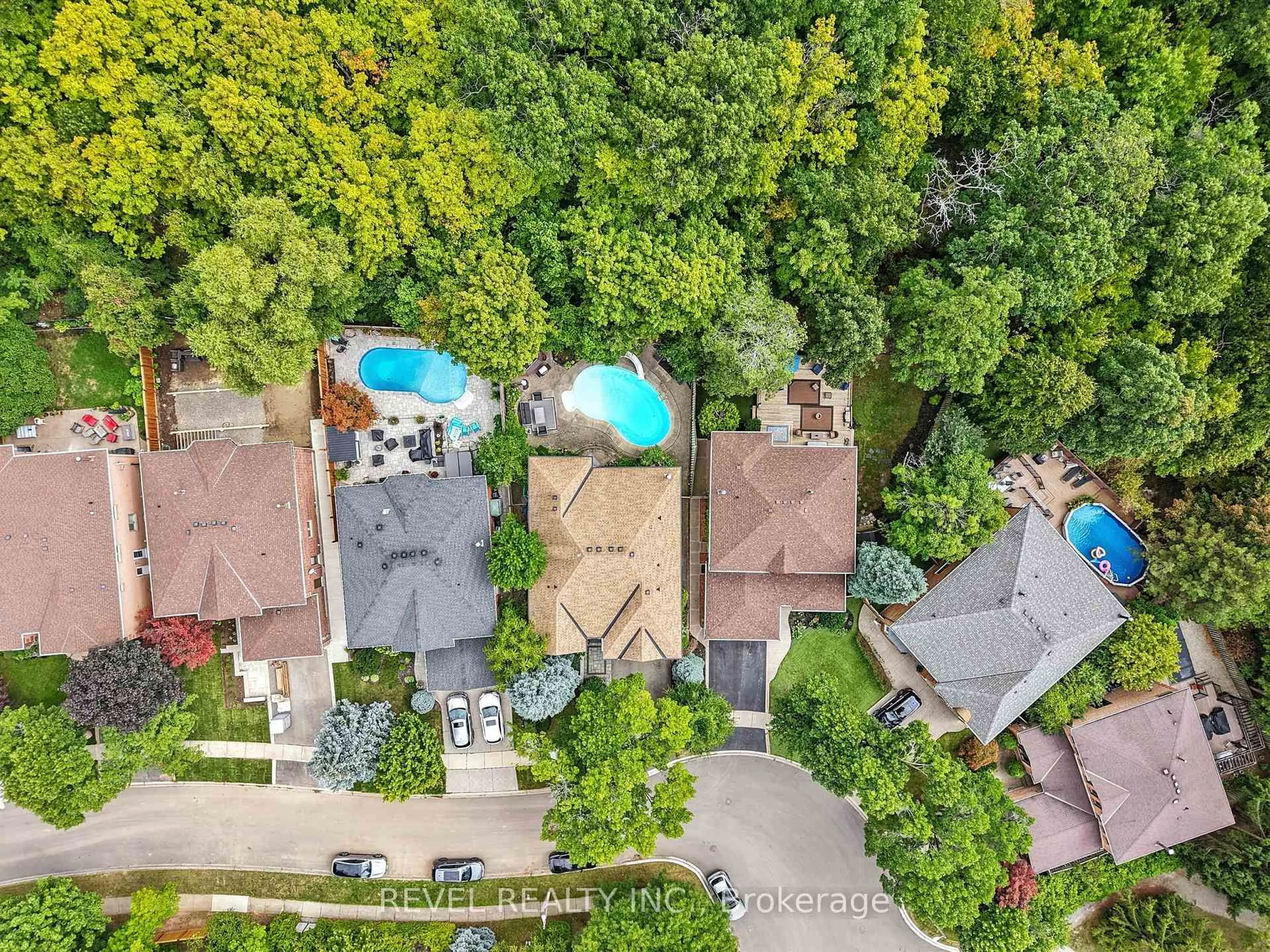 A pic from outside/outdoor area/front of a property/back of a property/a pic from drone, street for 1251 WHITE Lane, Oakville Ontario L6M 2T7