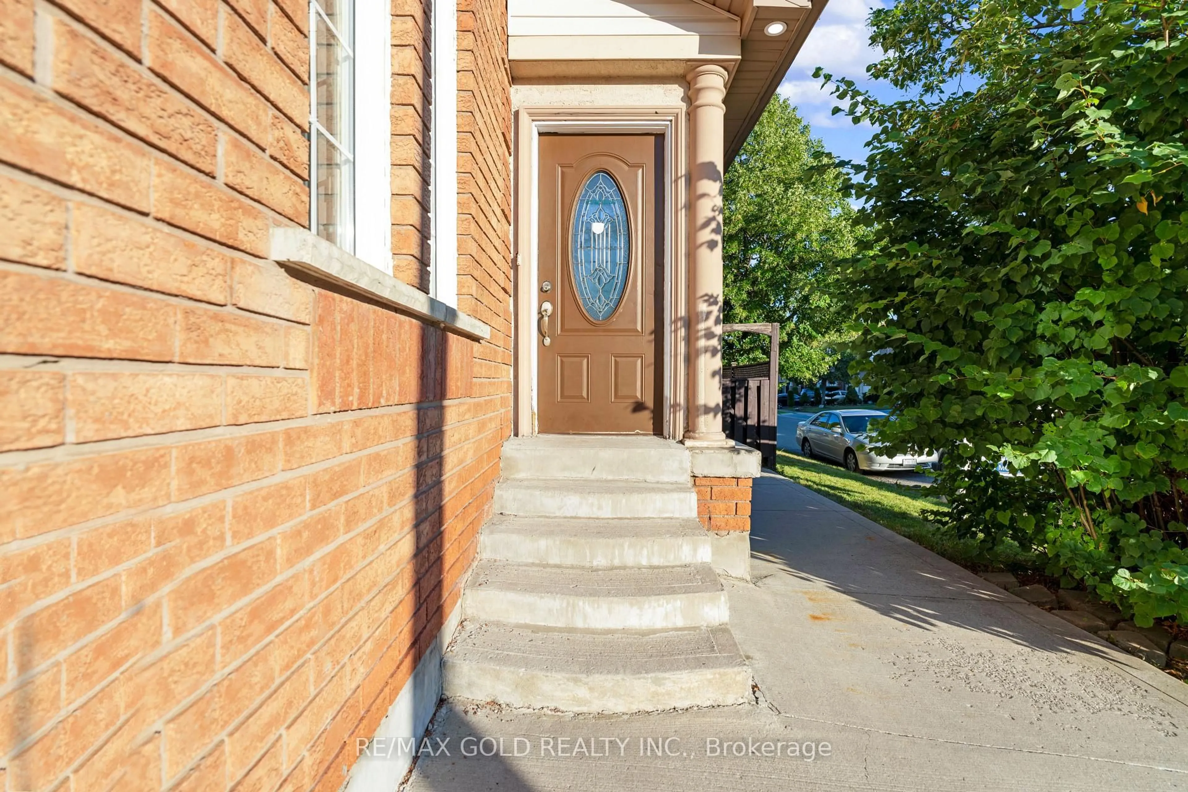 Indoor foyer for 41 Fallstar Cres, Brampton Ontario L7A 2J6