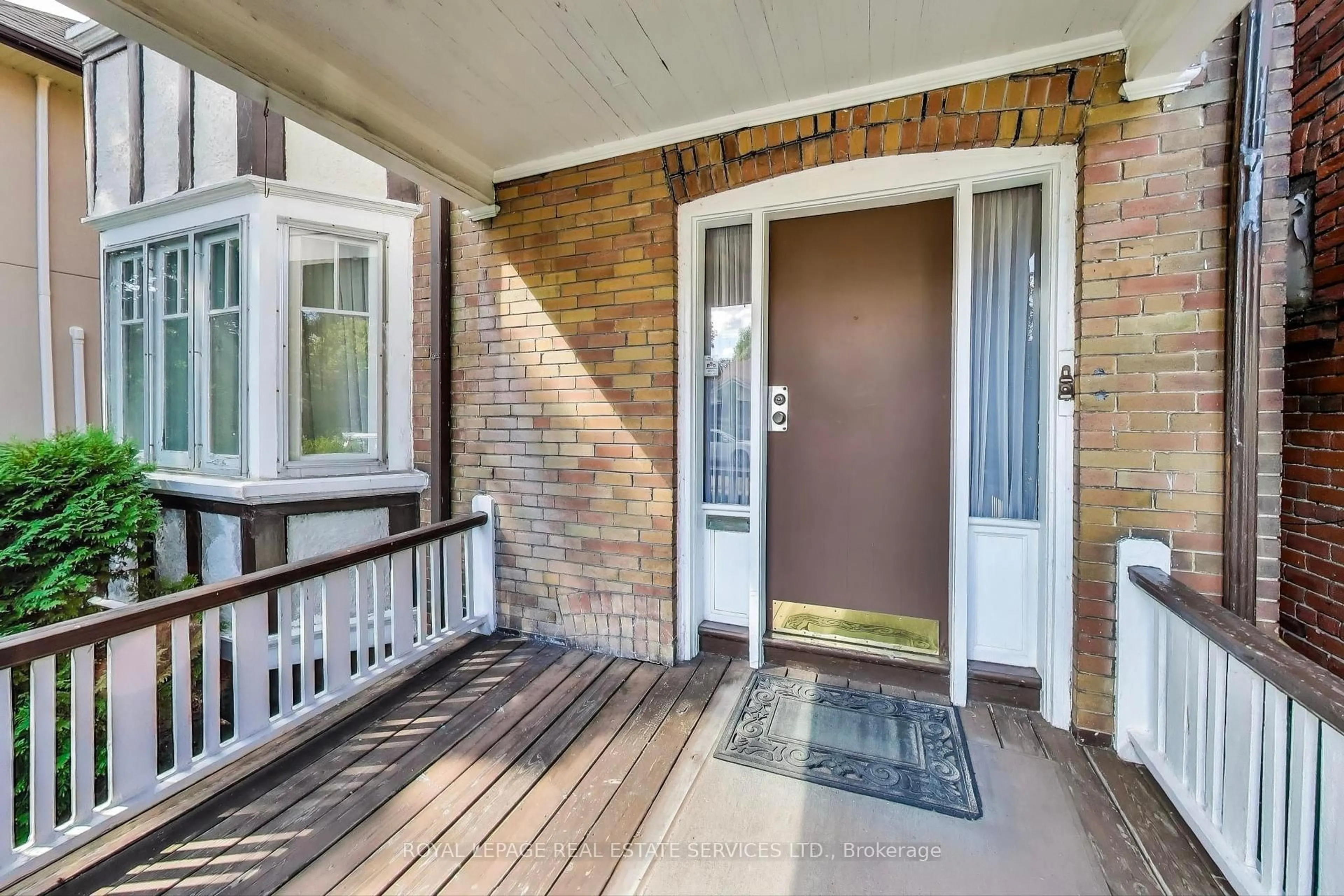 Indoor entryway for 418 Willard Ave, Toronto Ontario M6S 3R5