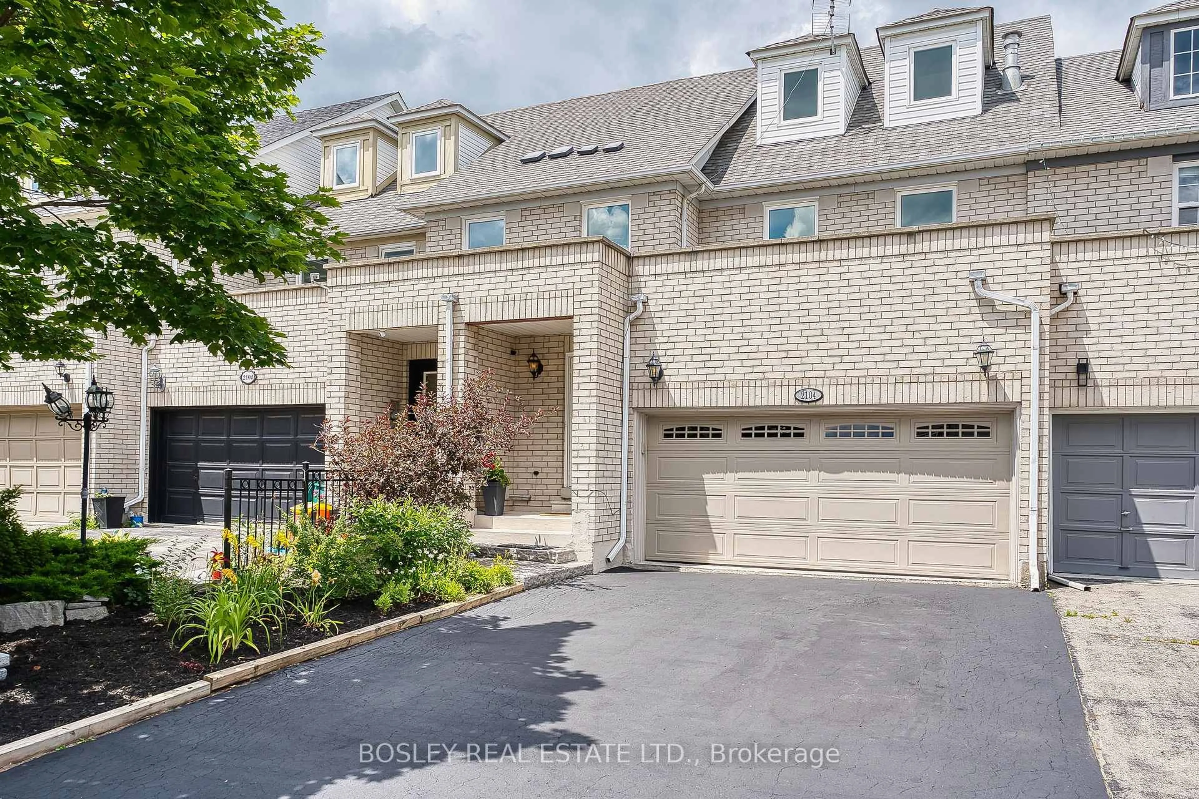 Home with brick exterior material, street for 2104 White Dove Circ, Oakville Ontario L6M 3R6