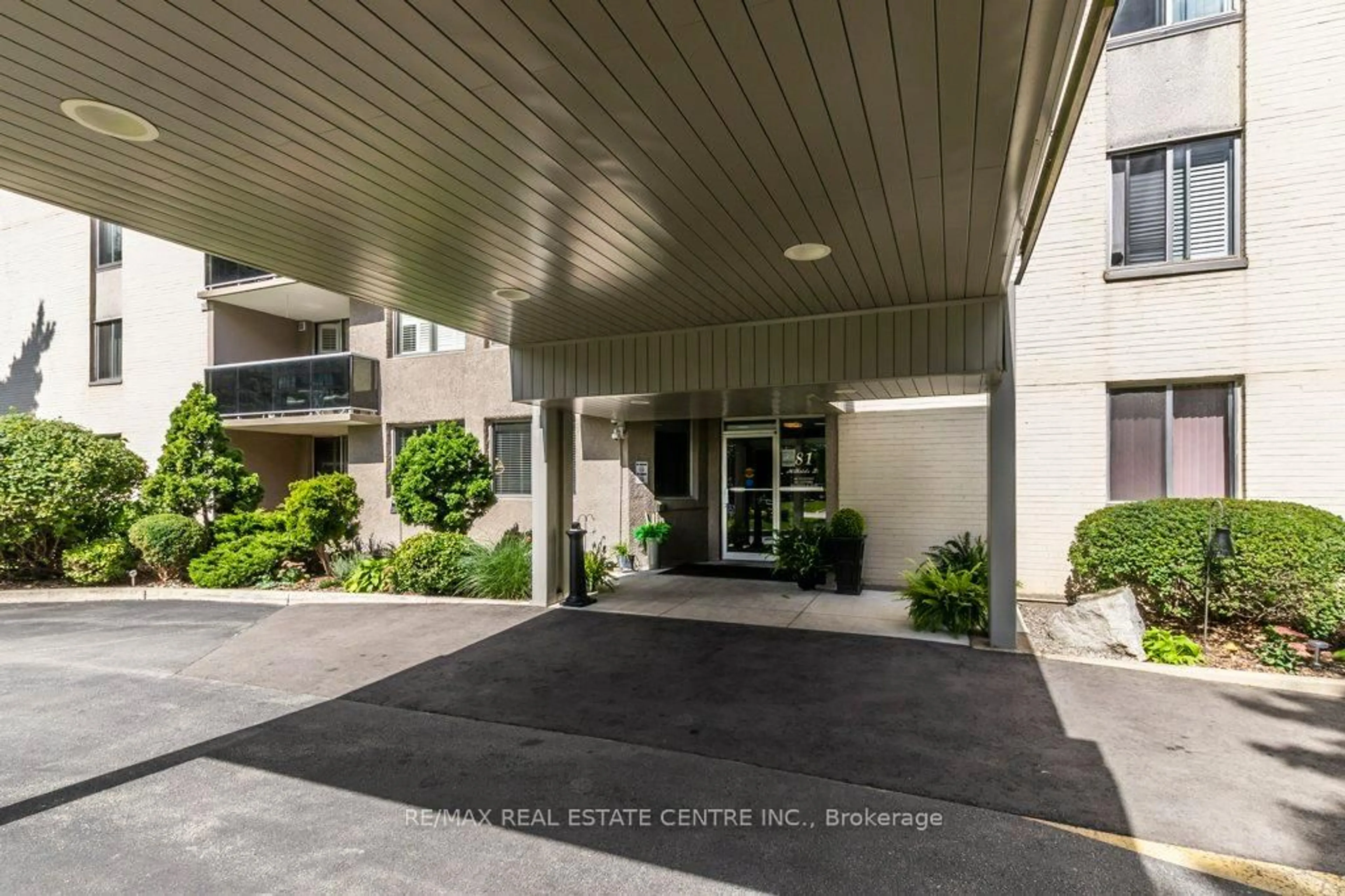 Indoor foyer for 81 Millside Dr #903, Milton Ontario L9T 3X4