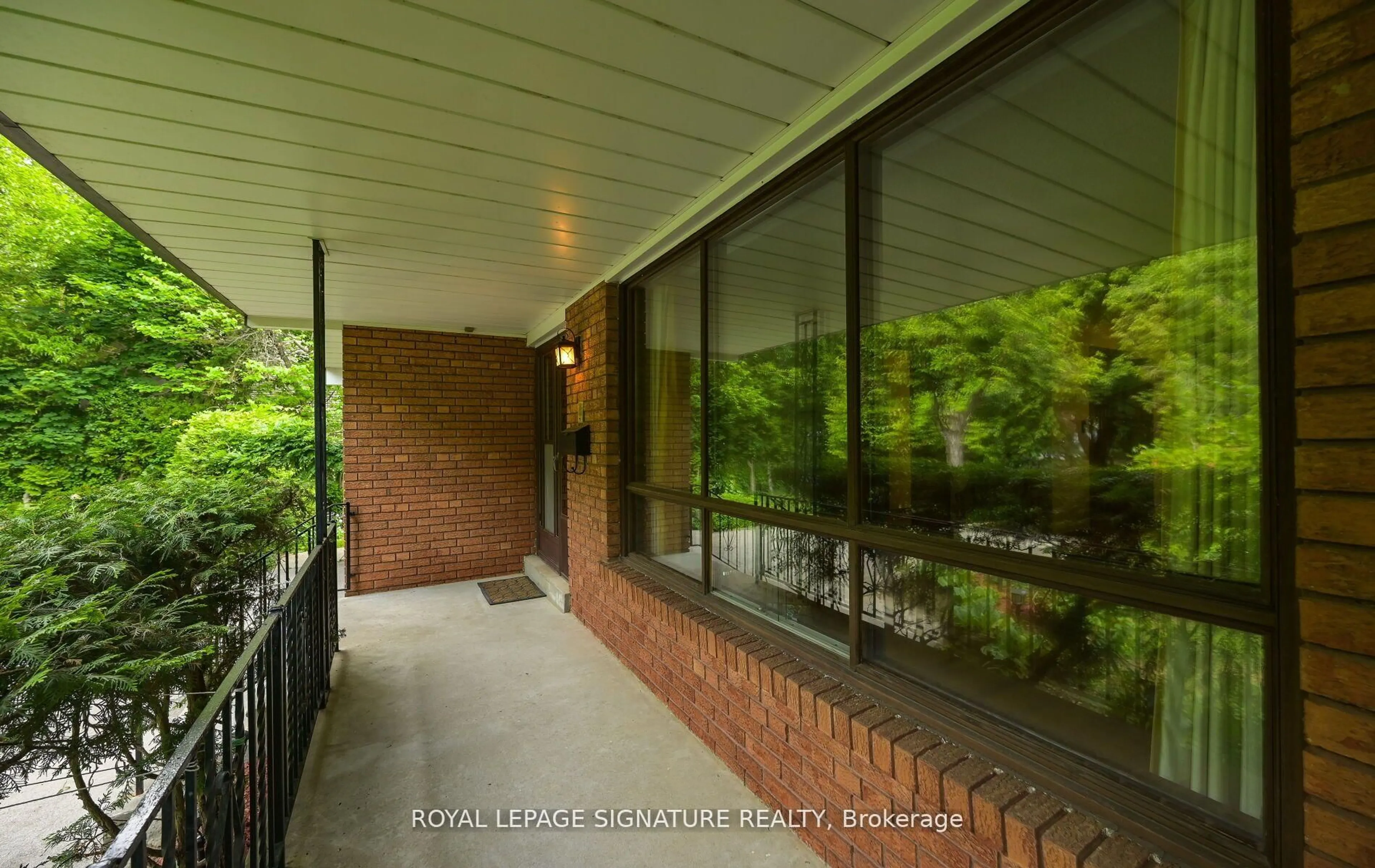 Indoor foyer for 172 Glenview Dr, Mississauga Ontario L5G 4N2