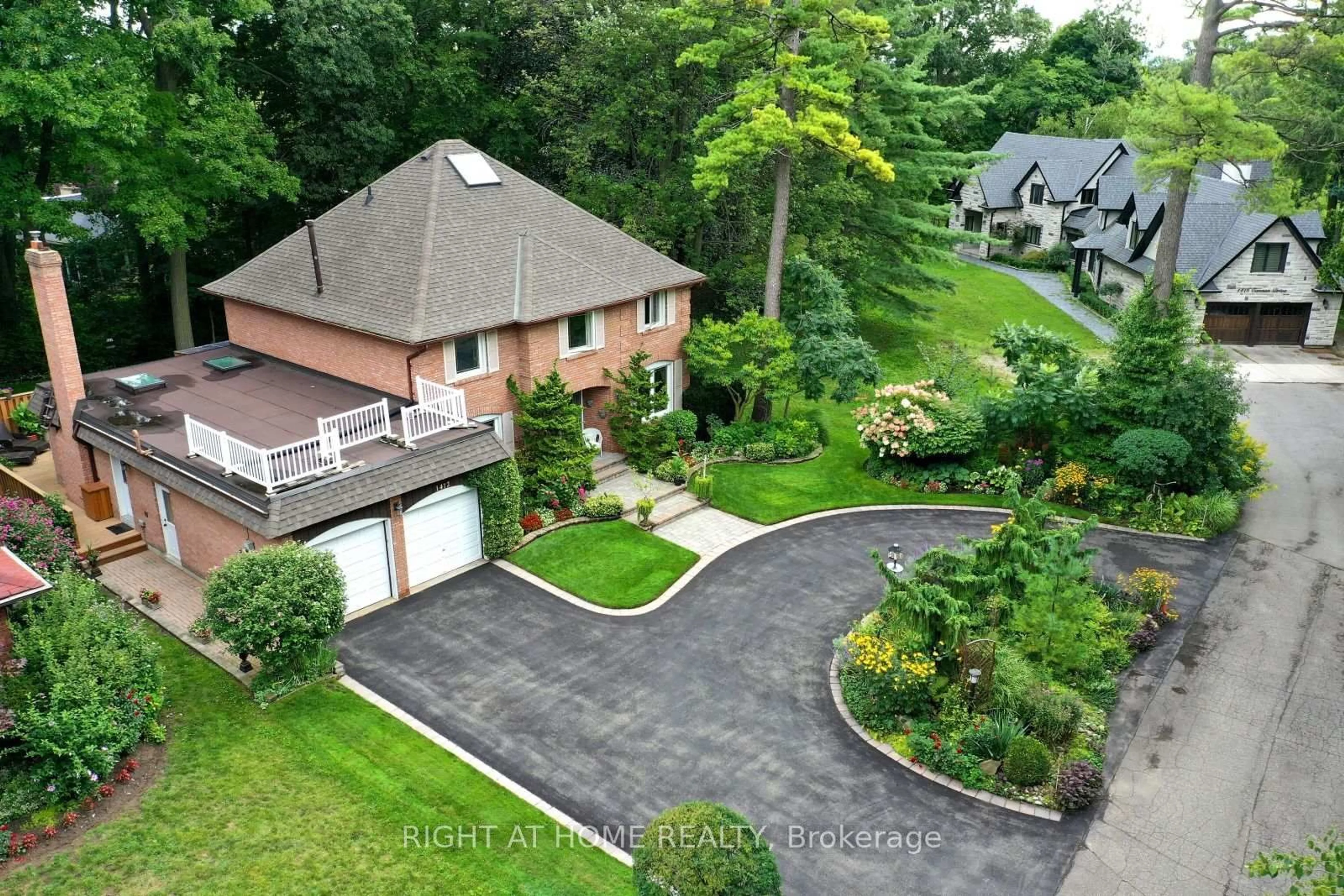 A pic from outside/outdoor area/front of a property/back of a property/a pic from drone, street for 1412 Carmen Dr, Mississauga Ontario L5G 3Z1