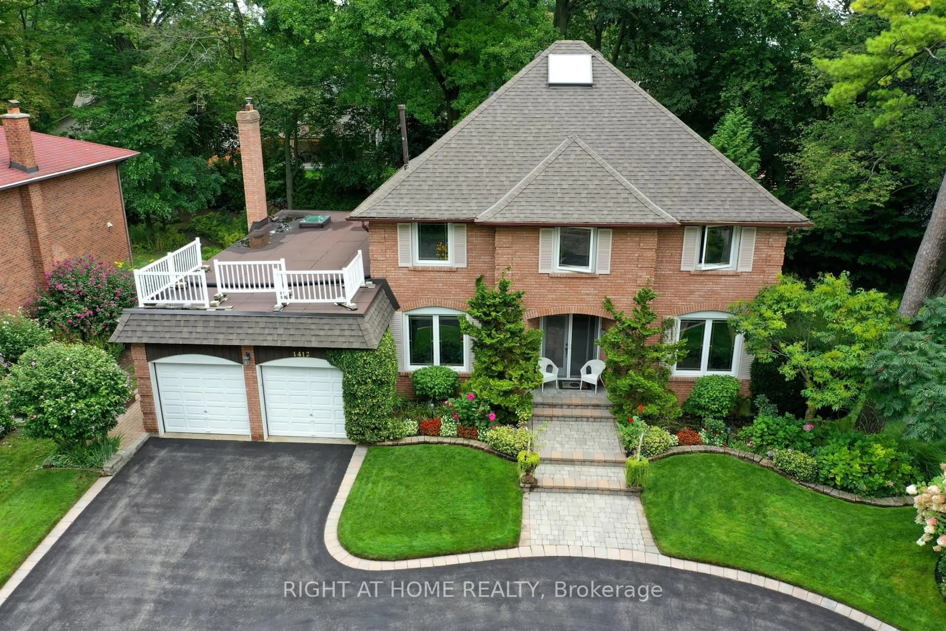 A pic from outside/outdoor area/front of a property/back of a property/a pic from drone, unknown for 1412 Carmen Dr, Mississauga Ontario L5G 3Z1