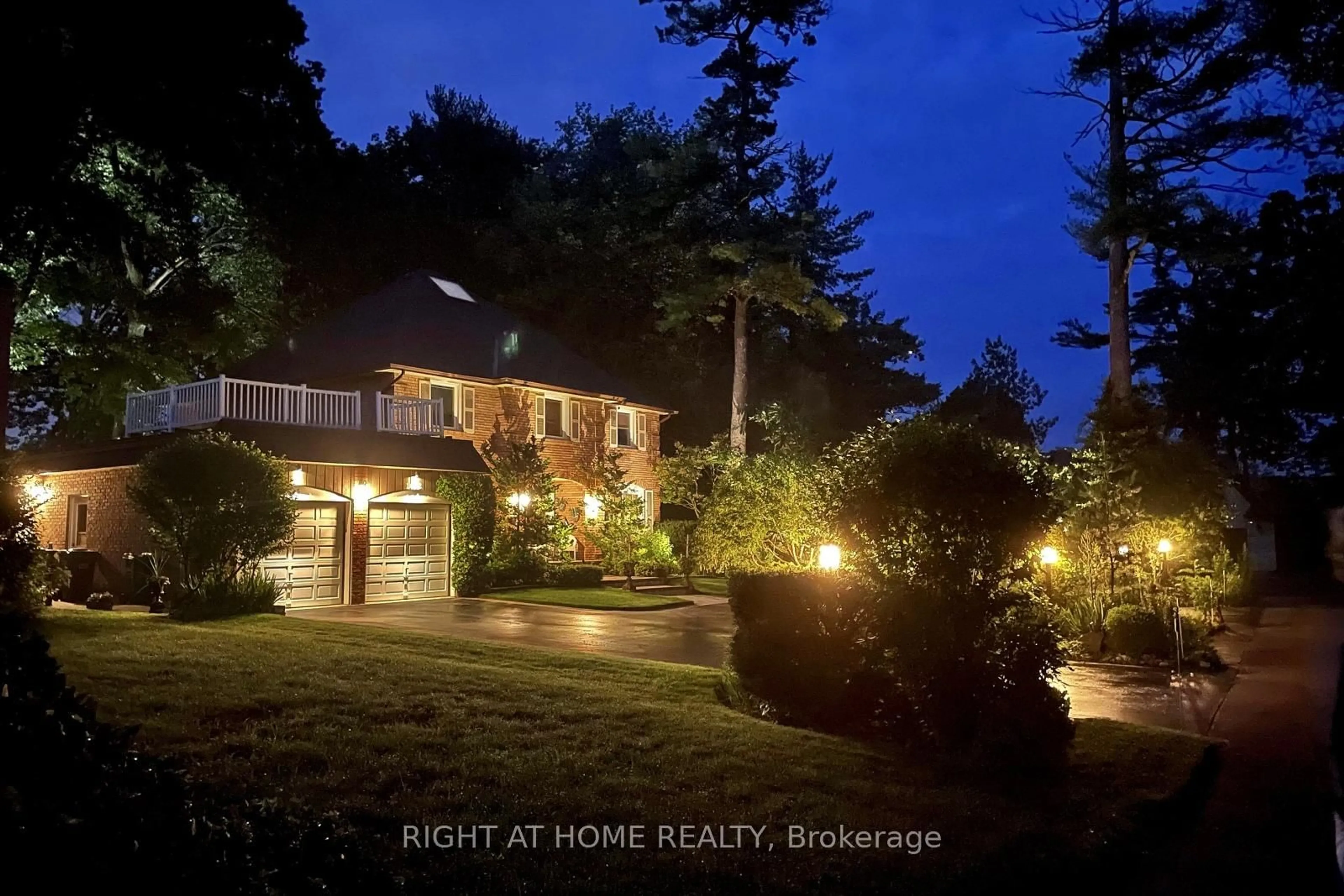 A pic from outside/outdoor area/front of a property/back of a property/a pic from drone, unknown for 1412 Carmen Dr, Mississauga Ontario L5G 3Z1