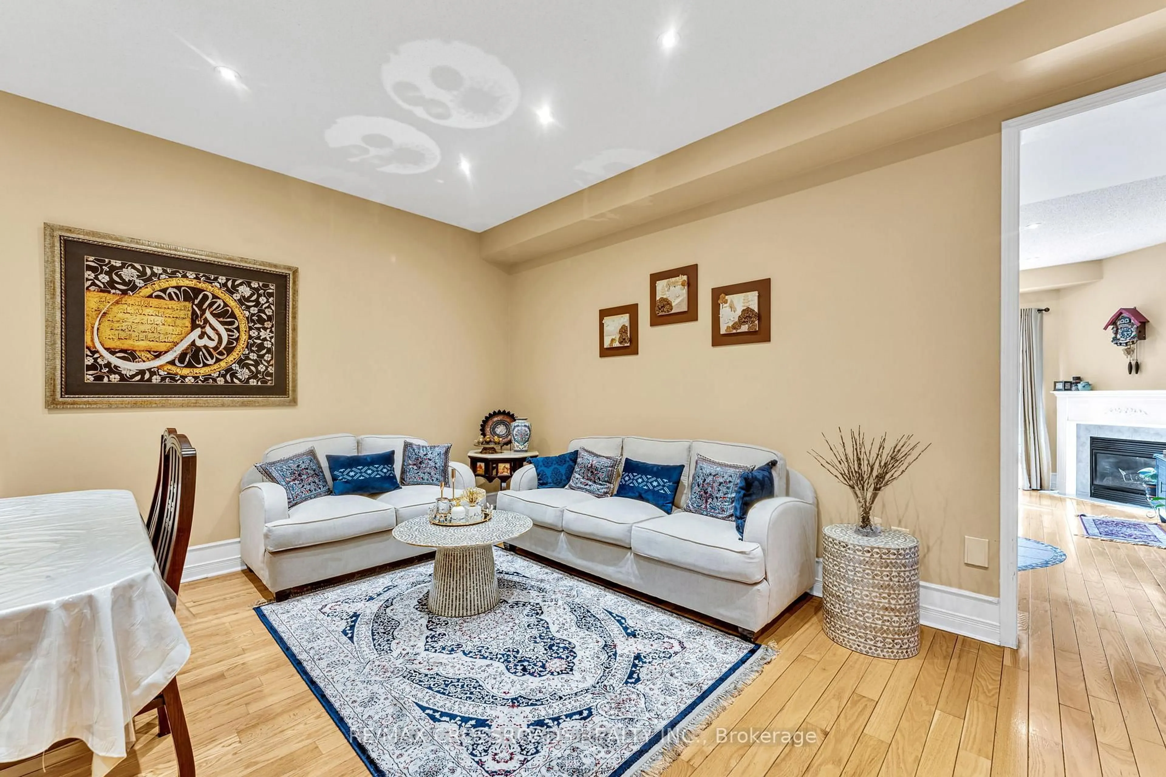 Living room with furniture, unknown for 6622 Song Bird Cres, Mississauga Ontario L5W 1C9