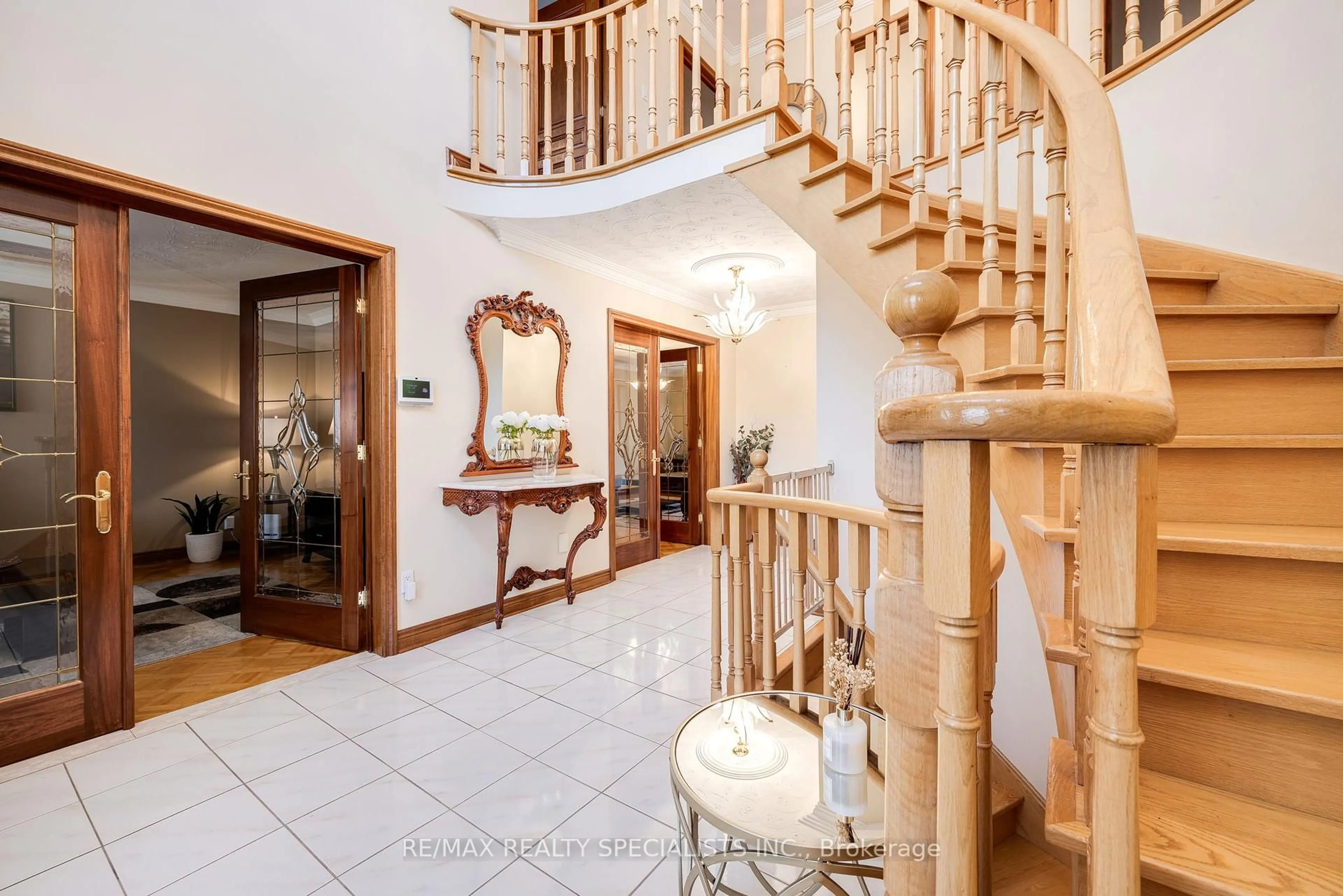 Indoor foyer for 1445 Brentano Blvd, Mississauga Ontario L4X 1A2