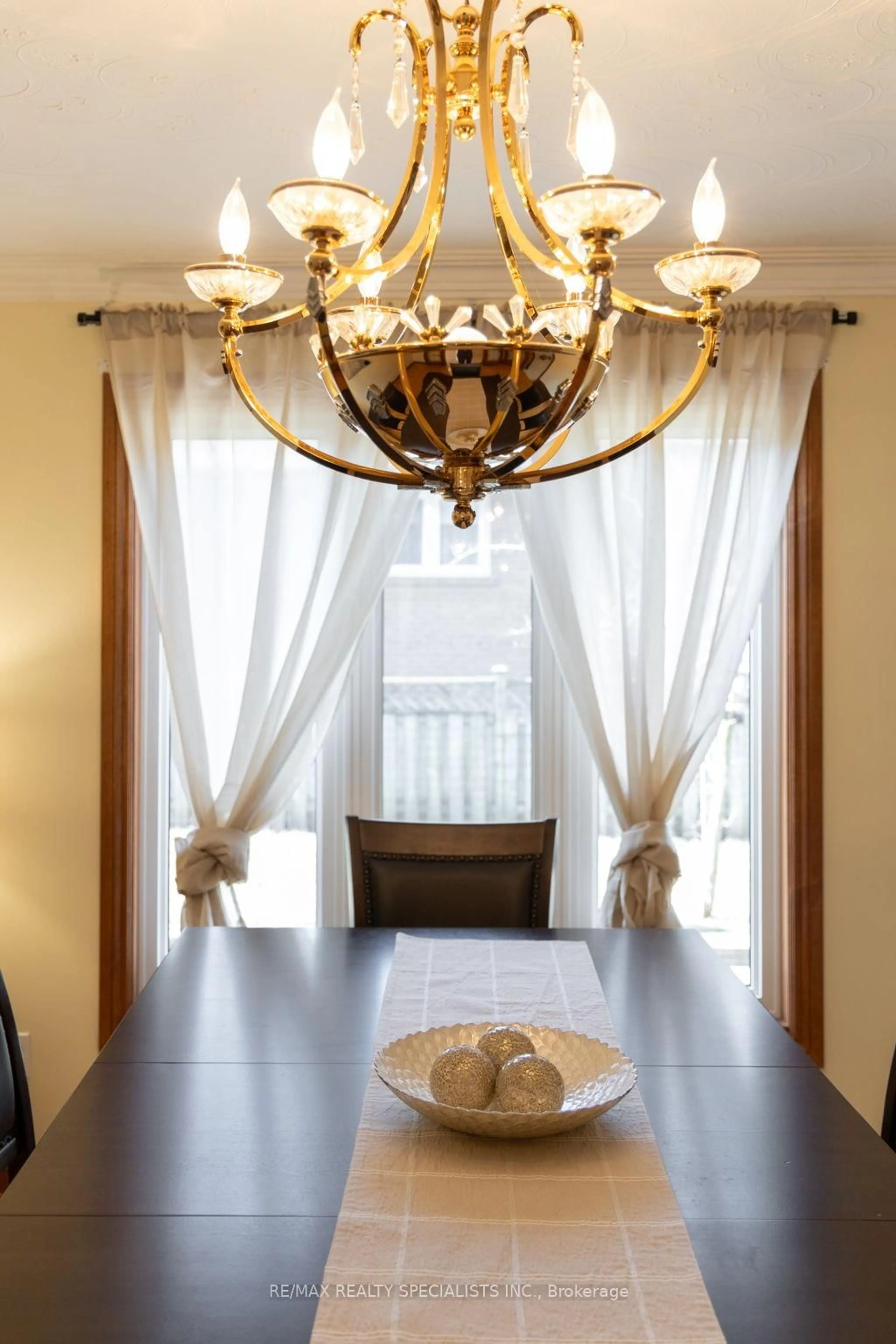 Dining room, wood/laminate floor for 1445 Brentano Blvd, Mississauga Ontario L4X 1A2