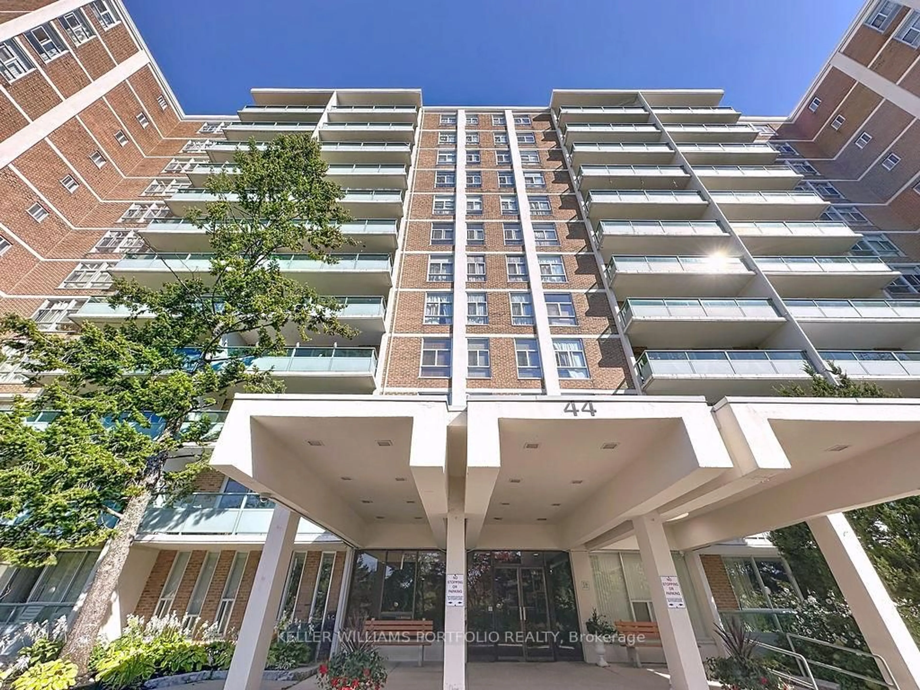 Indoor foyer for 44 Longbourne Dr #404, Toronto Ontario M9R 2M7