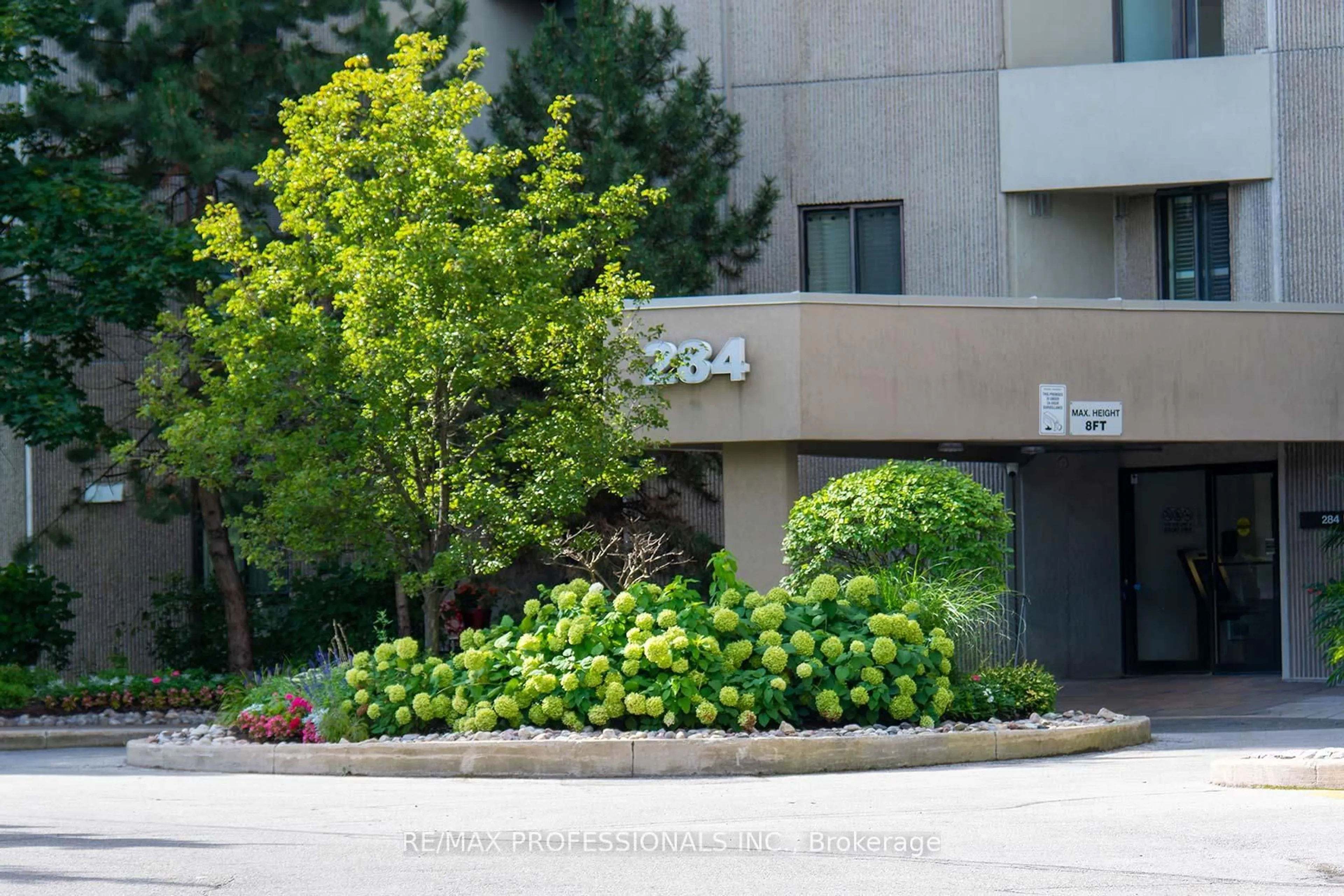 Patio, street for 284 Mill Rd #E8, Toronto Ontario M9C 4W6