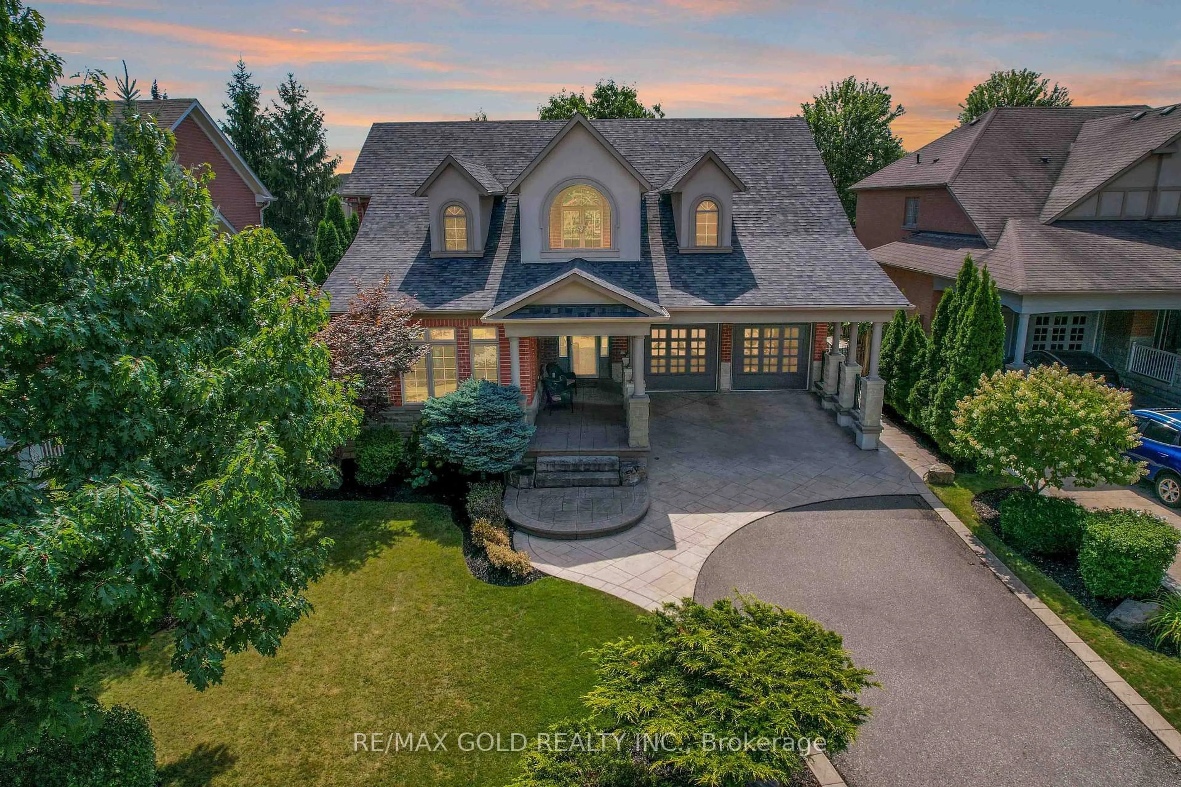 A pic from outside/outdoor area/front of a property/back of a property/a pic from drone, street for 1593 Hallstone Rd, Brampton Ontario L6Y 5K8