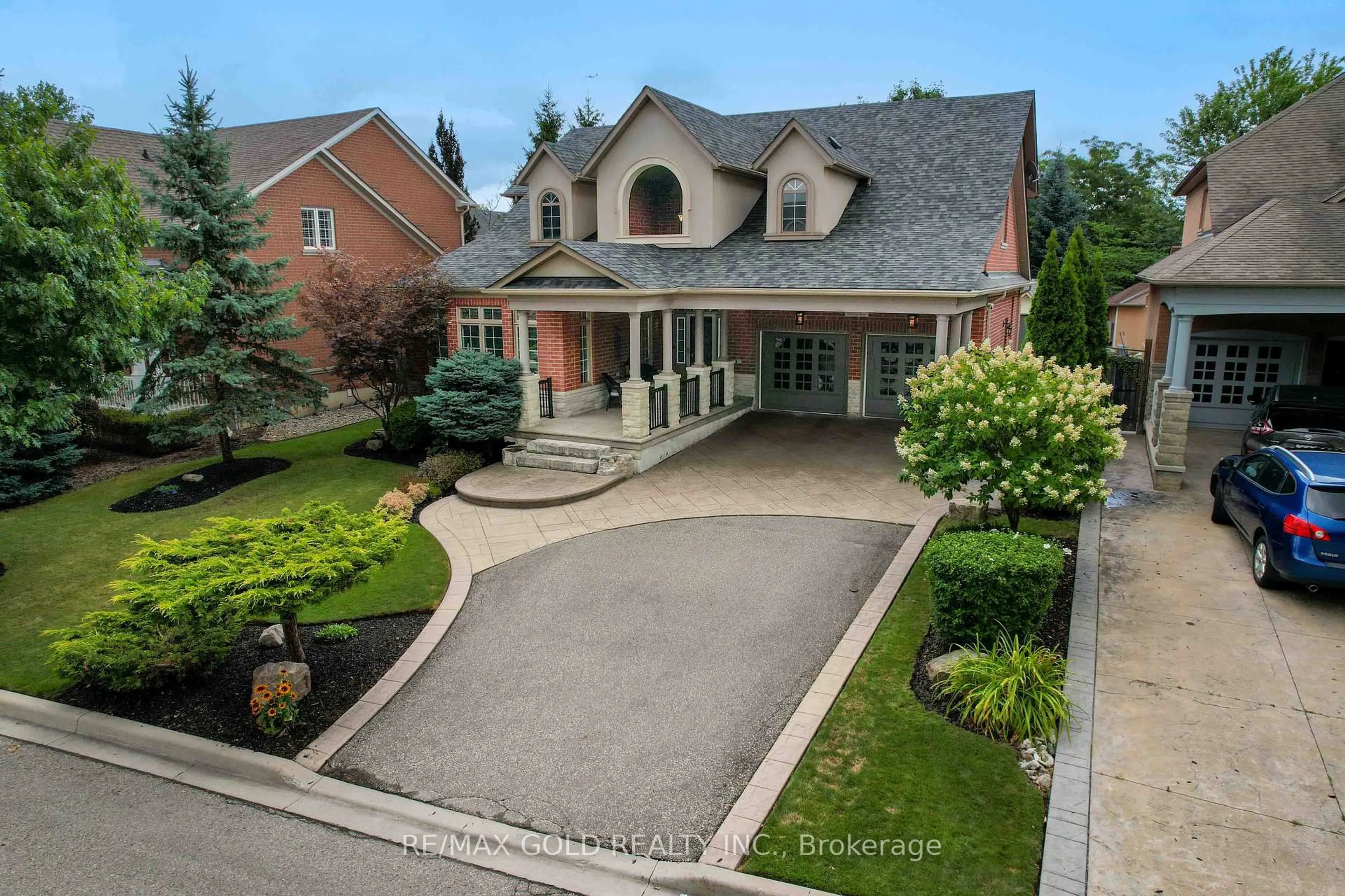 A pic from outside/outdoor area/front of a property/back of a property/a pic from drone, street for 1593 Hallstone Rd, Brampton Ontario L6Y 5K8
