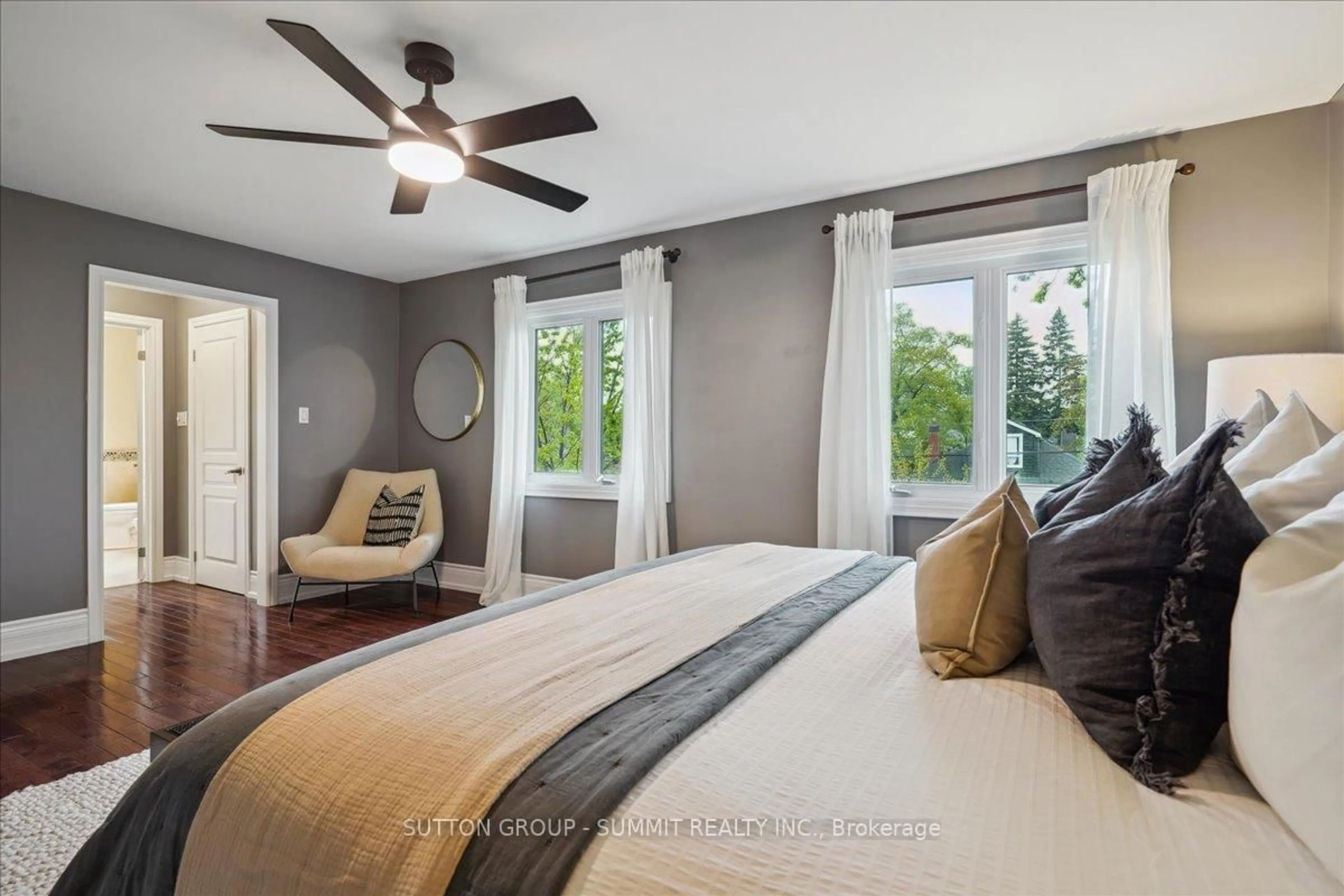 Bedroom with bed, unknown for 137 Eaglewood Blvd, Mississauga Ontario L5G 1V8