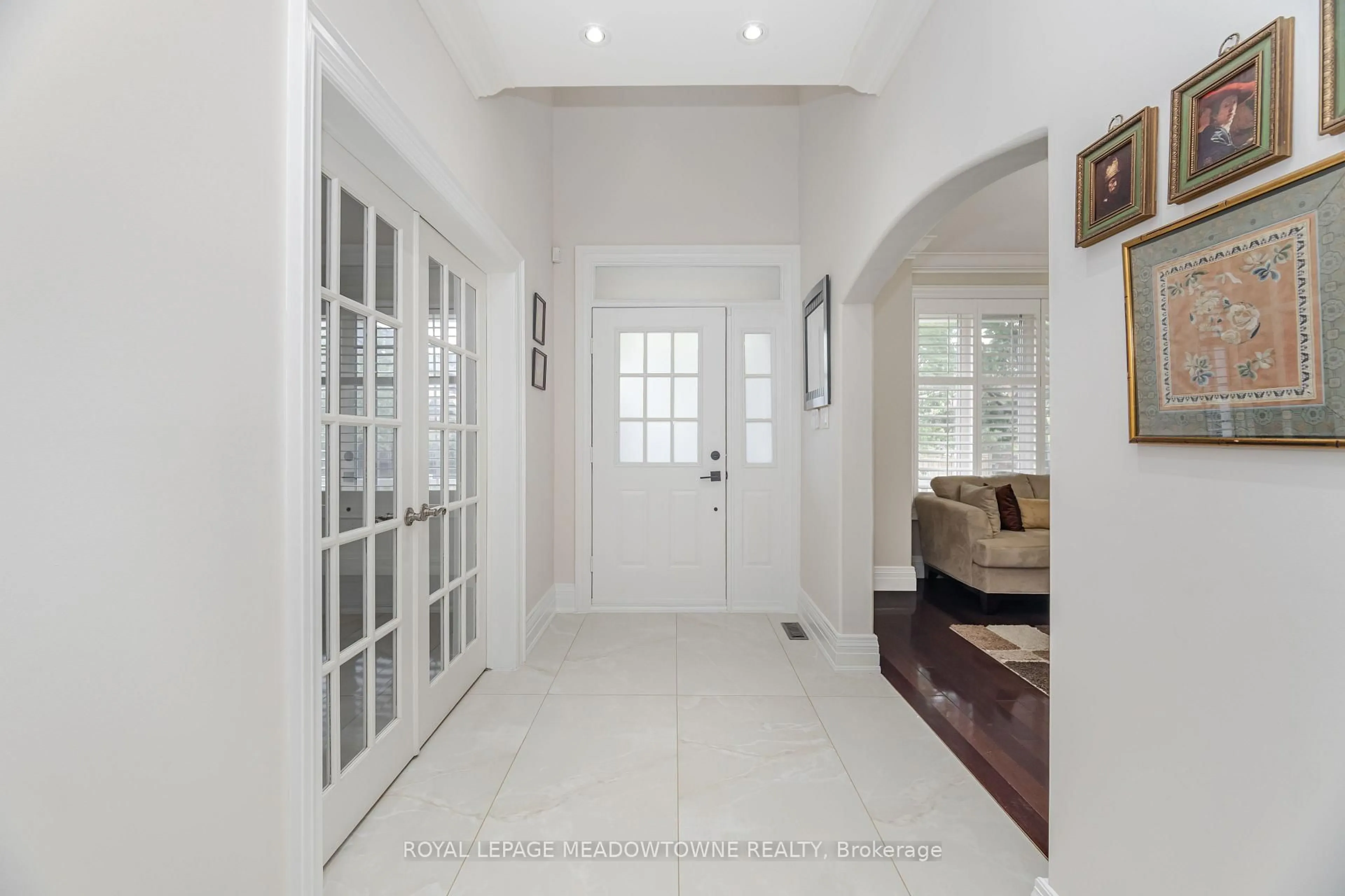 Indoor foyer for 915 Gaslight Way, Mississauga Ontario L5W 1A2