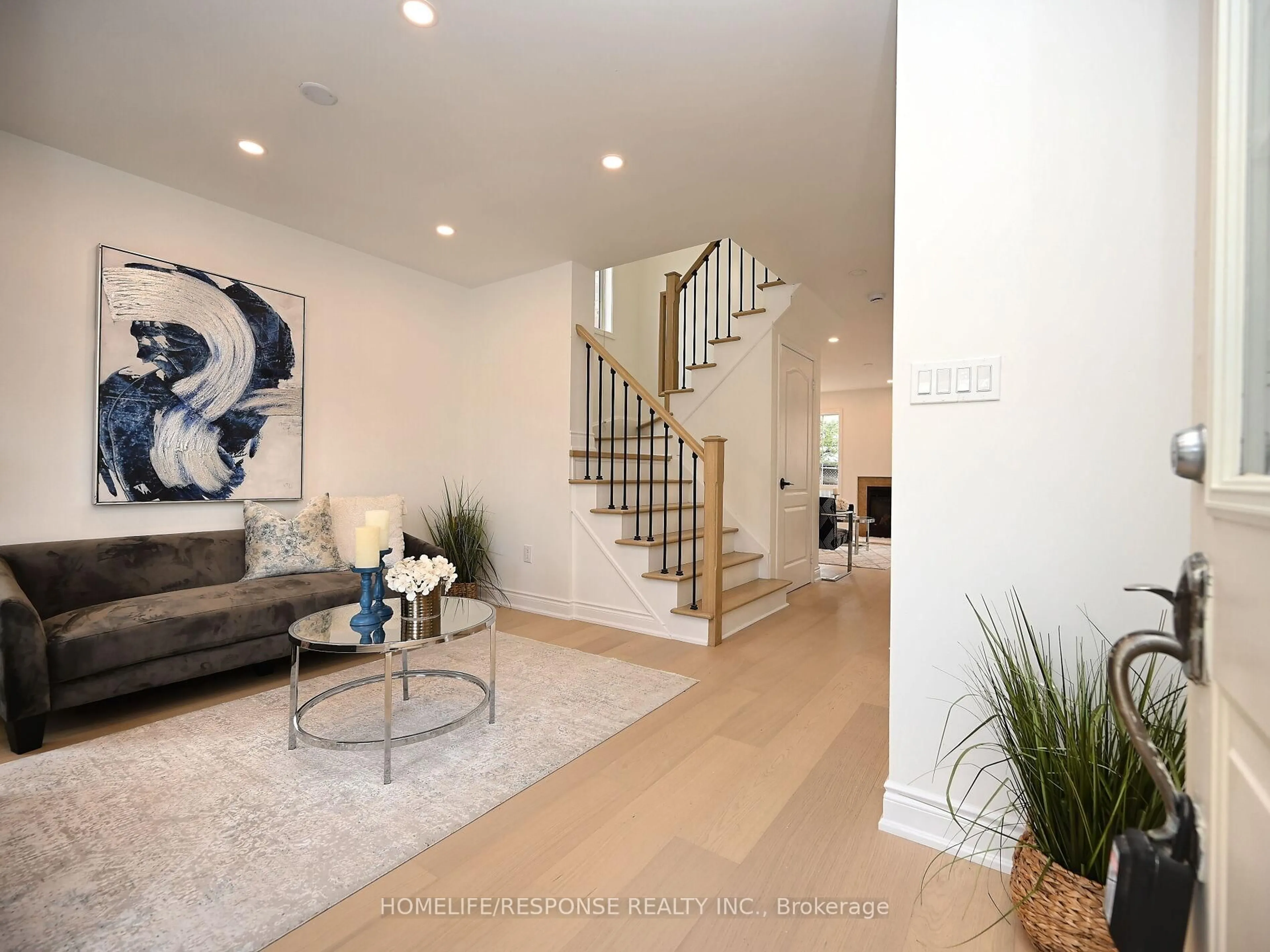 Indoor entryway for 1119 KELLY Gate, Milton Ontario L9T 6H1
