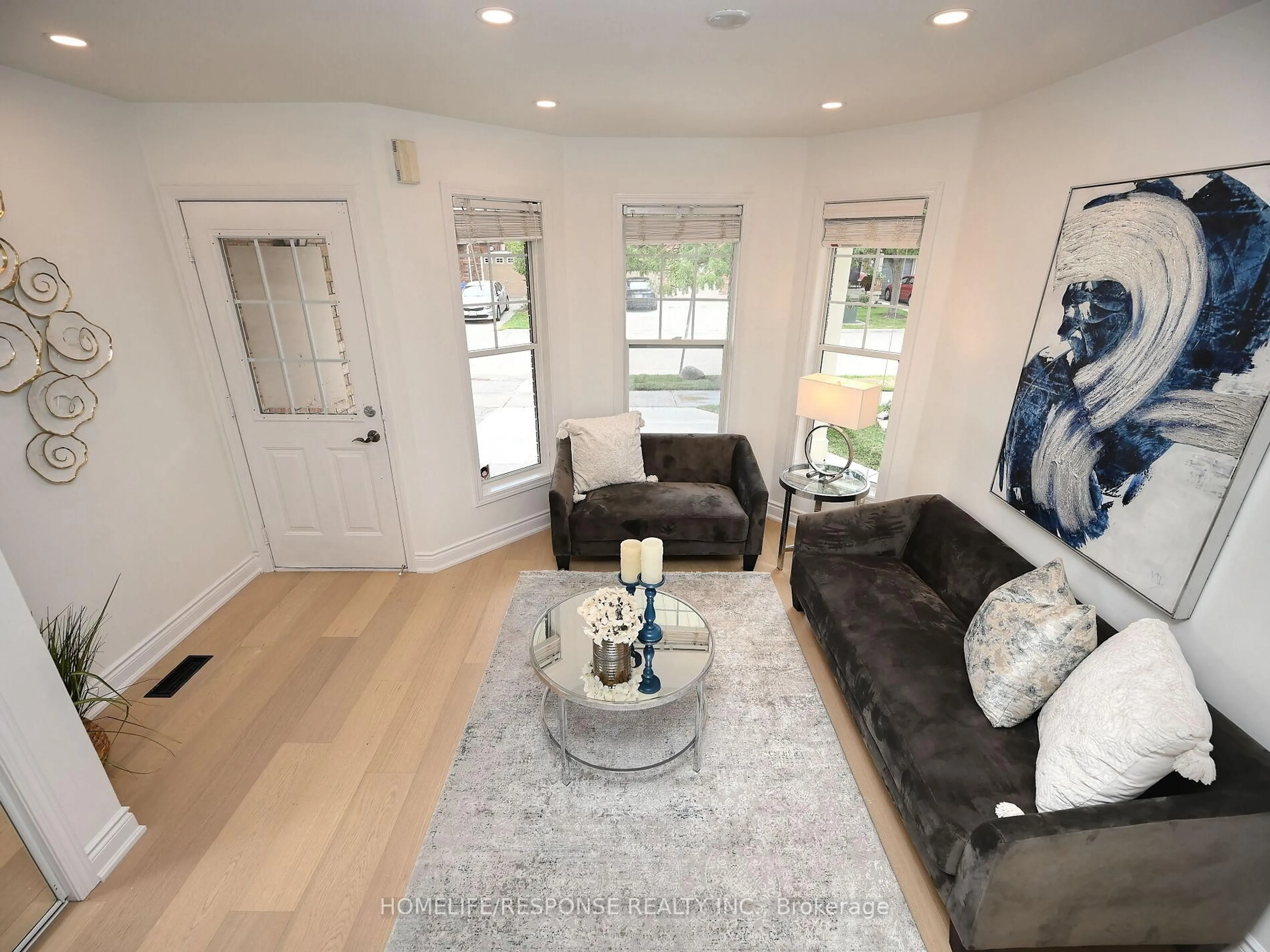 Living room with furniture, unknown for 1119 KELLY Gate, Milton Ontario L9T 6H1
