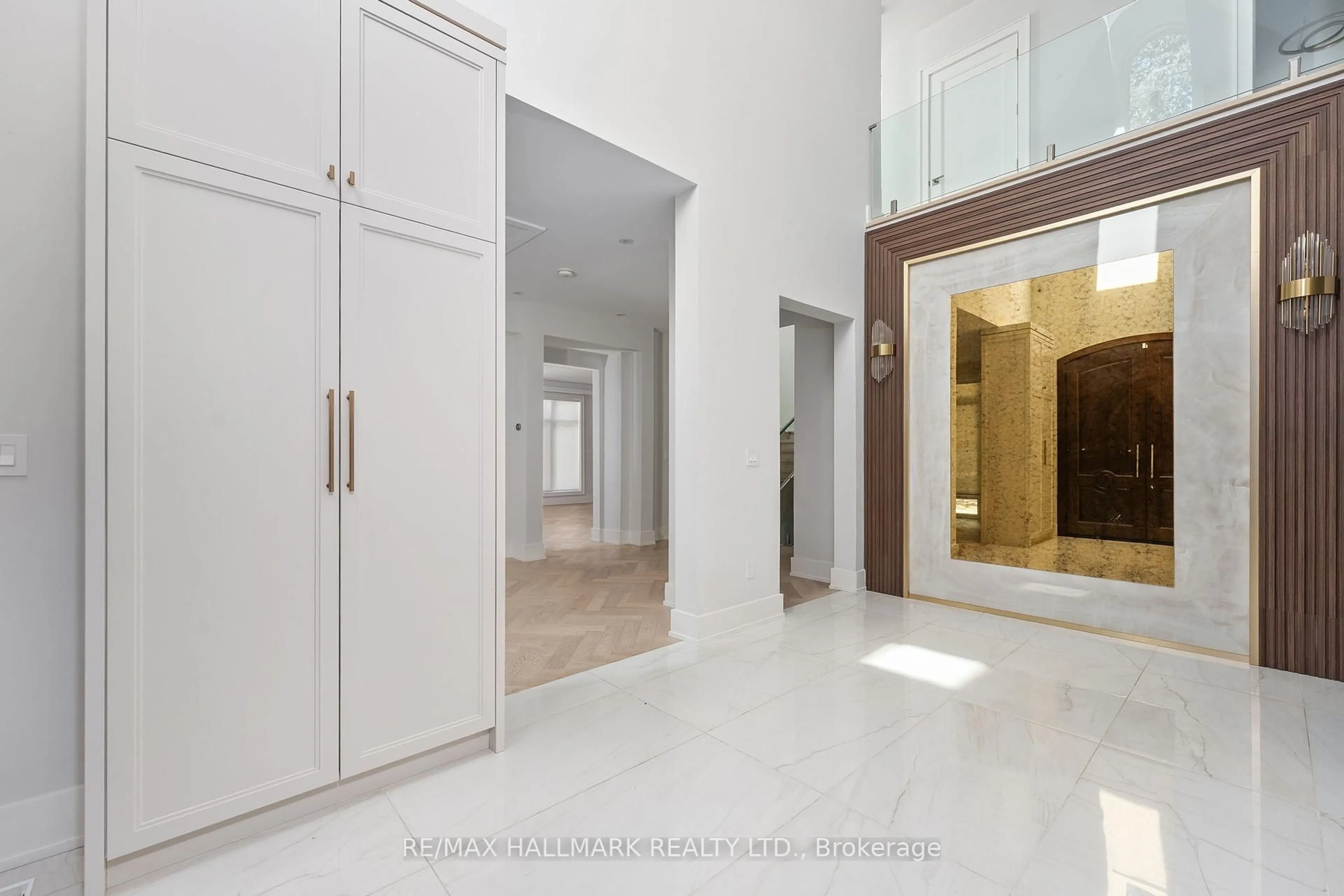 Indoor foyer for 1161 MIRADA Pl, Mississauga Ontario L5H 3B6