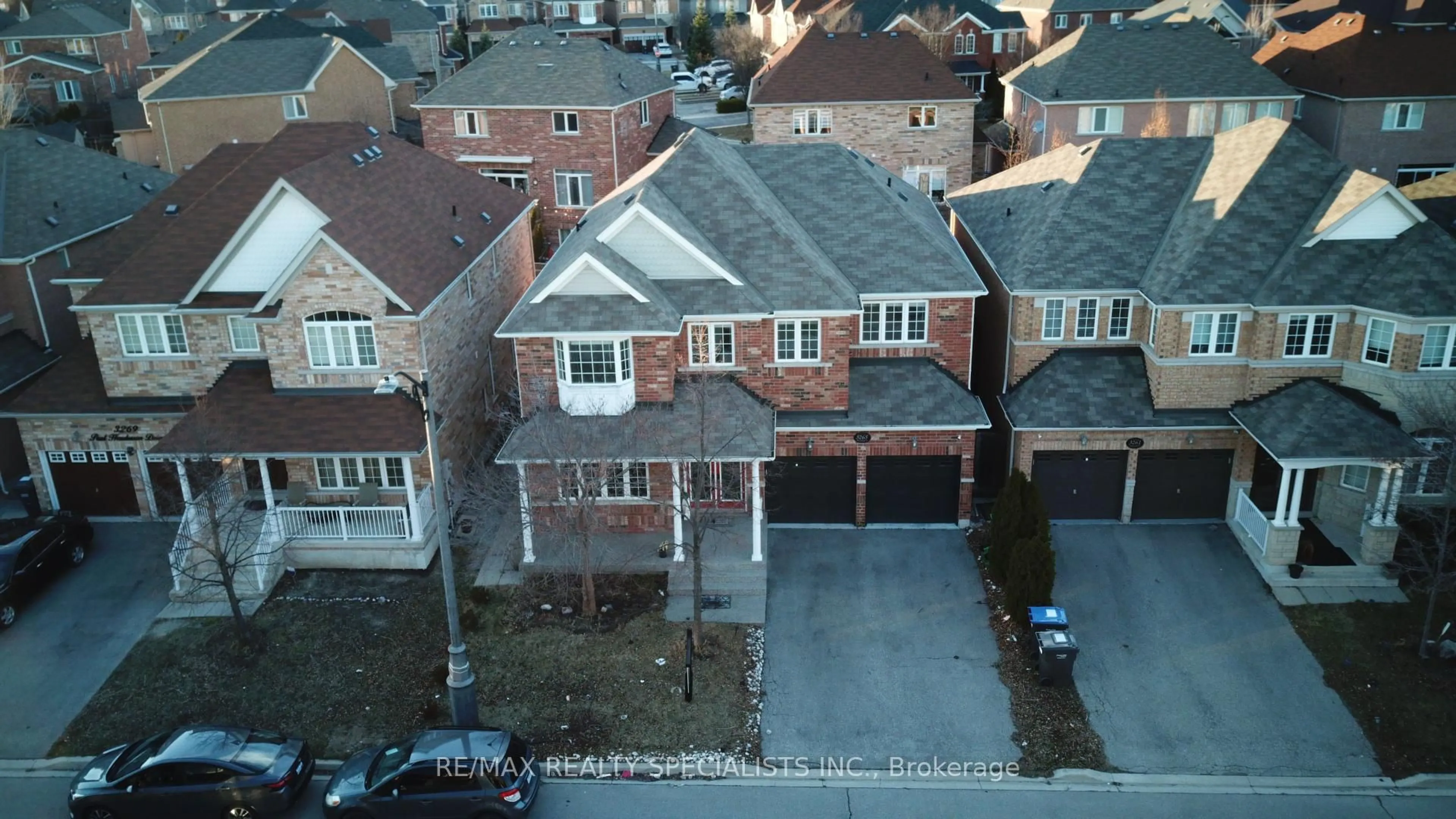 A pic from outside/outdoor area/front of a property/back of a property/a pic from drone, street for 3265 Paul Henderson Dr, Mississauga Ontario L5M 0H5