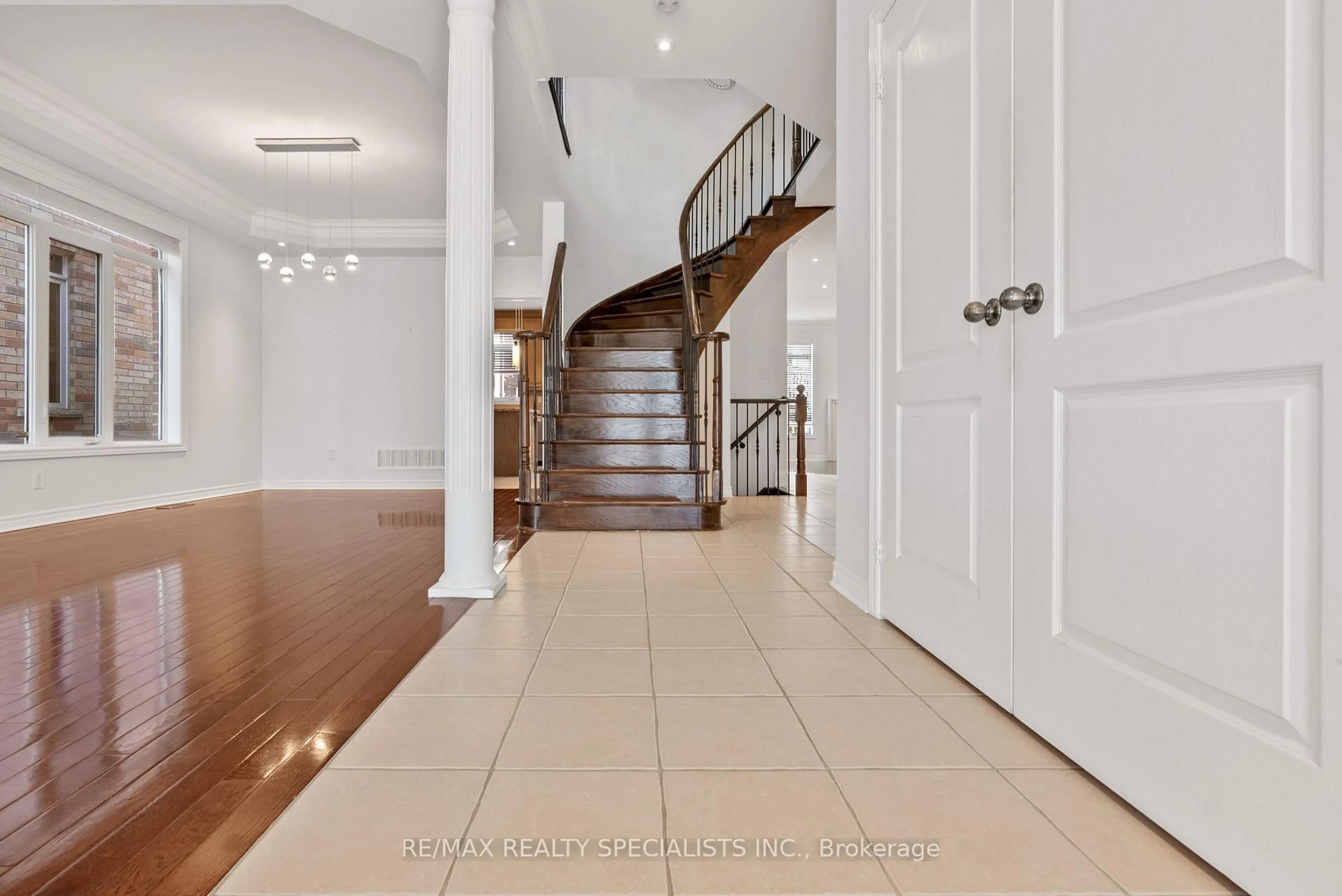 Indoor entryway for 3265 Paul Henderson Dr, Mississauga Ontario L5M 0H5