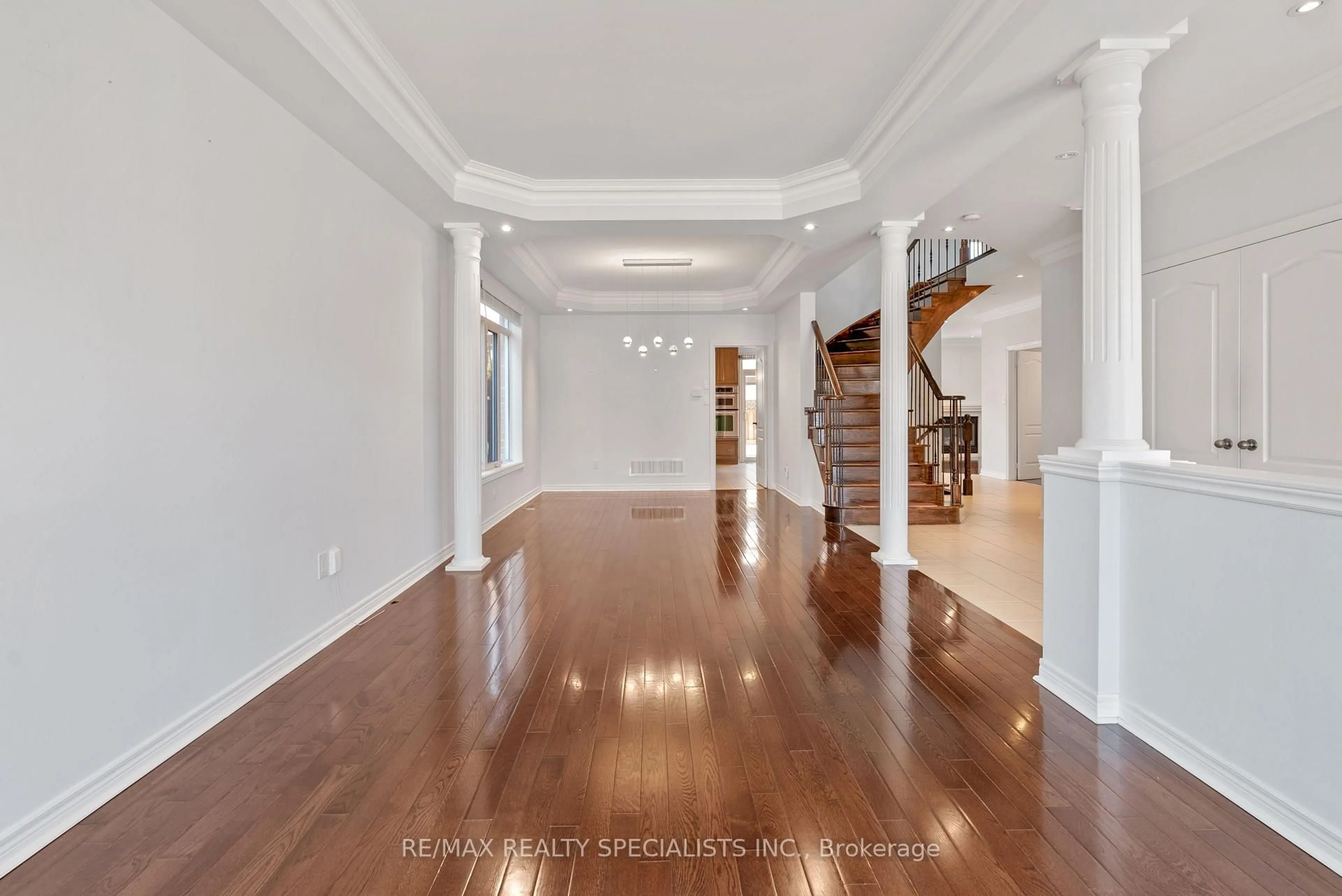 Indoor foyer for 3265 Paul Henderson Dr, Mississauga Ontario L5M 0H5