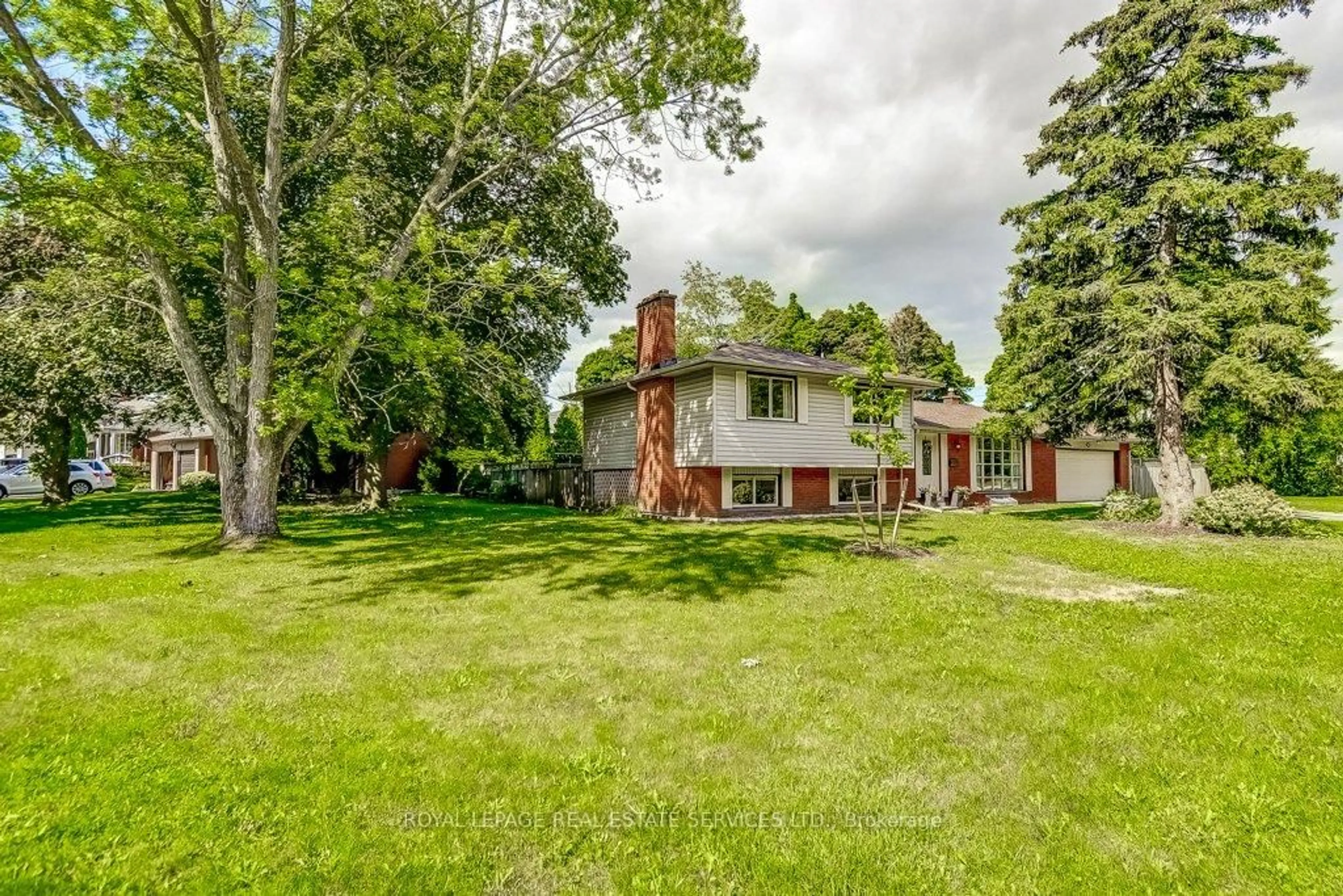 A pic from outside/outdoor area/front of a property/back of a property/a pic from drone, street for 280 Savannah Gate, Oakville Ontario L6L 4E6