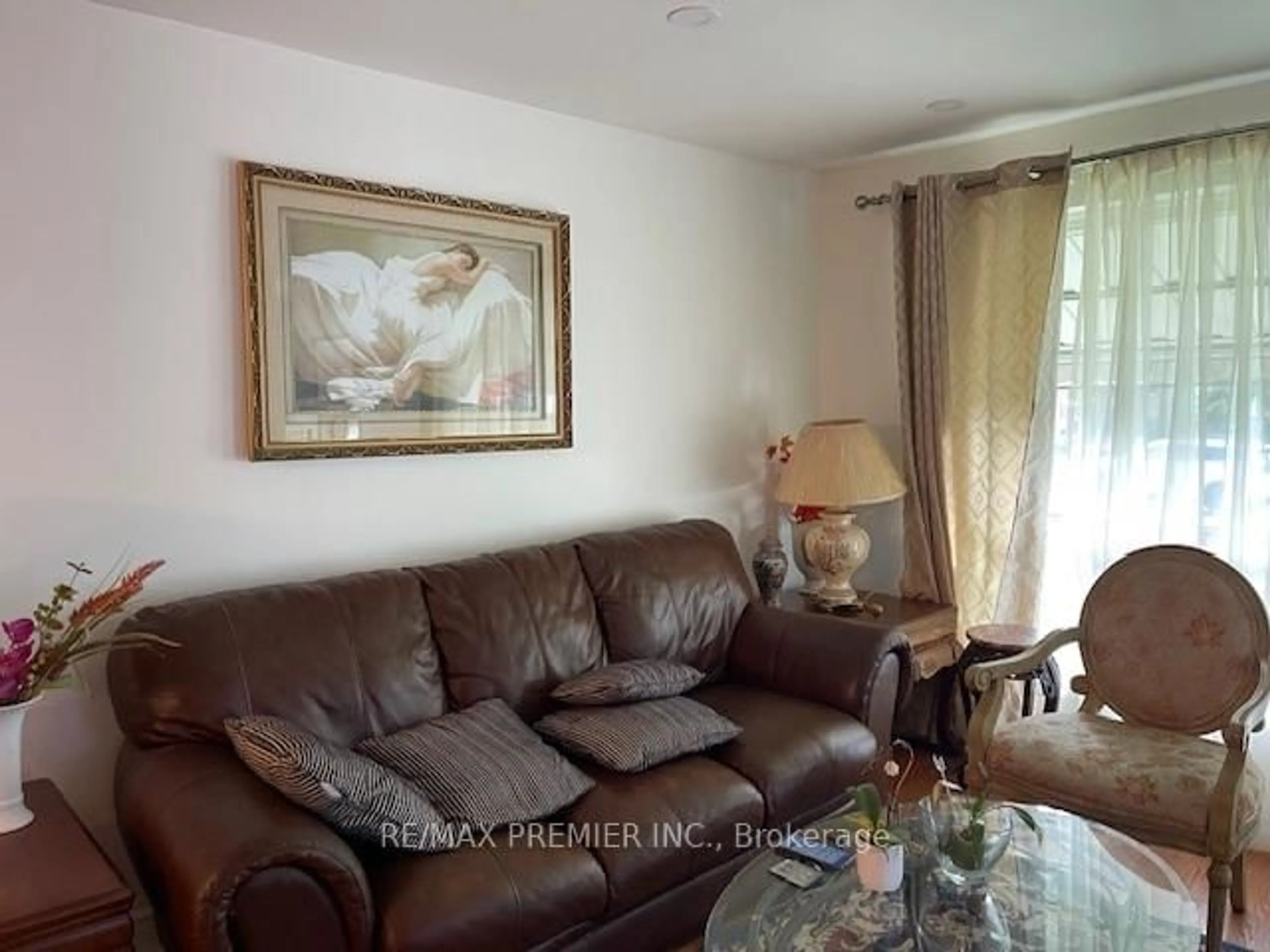 Living room with furniture, wood/laminate floor for 6 Gotham Crt, Toronto Ontario M6M 2N8