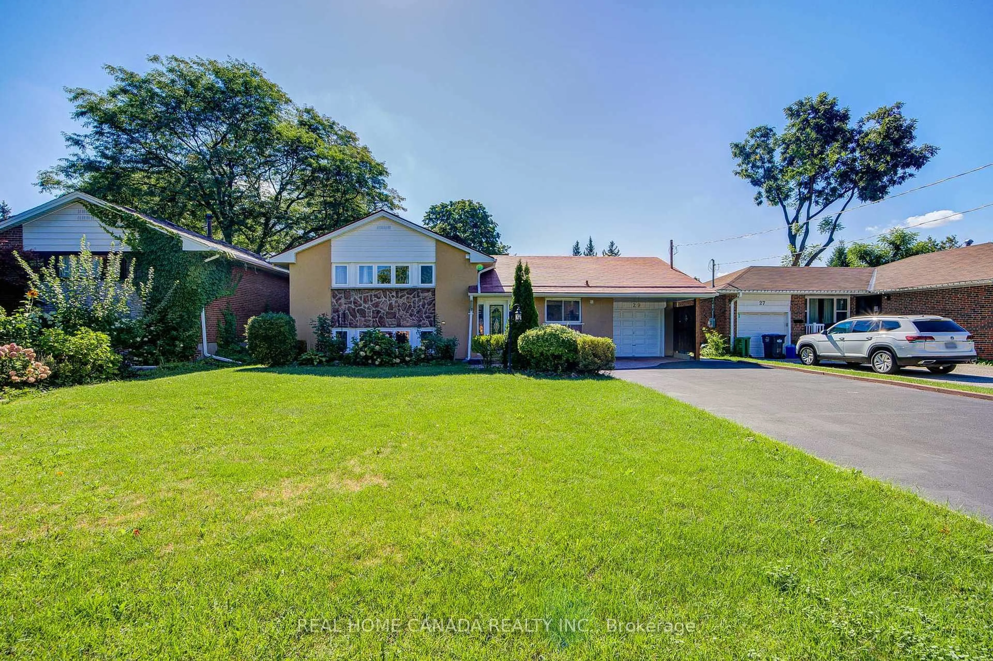 A pic from outside/outdoor area/front of a property/back of a property/a pic from drone, street for 29 Ellesboro Dr, Mississauga Ontario L5N 1C3