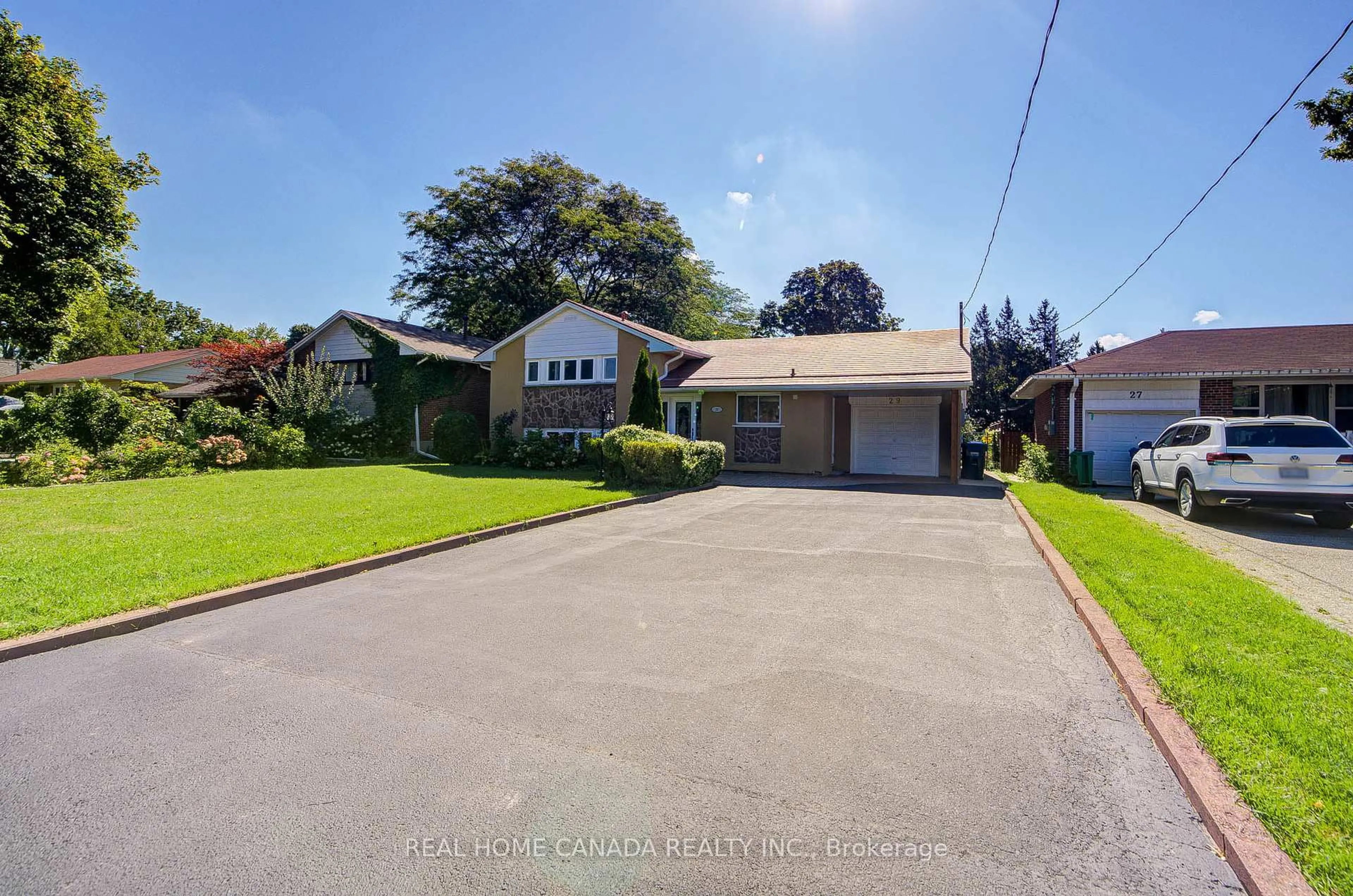 A pic from outside/outdoor area/front of a property/back of a property/a pic from drone, street for 29 Ellesboro Dr, Mississauga Ontario L5N 1C3
